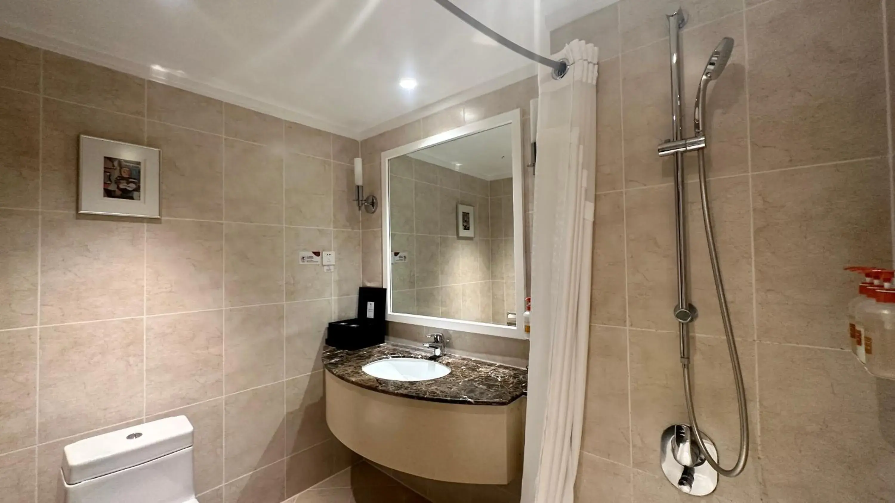 Bathroom in Crowne Plaza Zhuhai City Center by IHG - offers free one-way shuttle to Chimelong Ocean Kingdom Bathroom in Crowne Plaza Zhuhai City Center by IHG - offers free one-way shuttle to Chimelong Ocean Kingdom