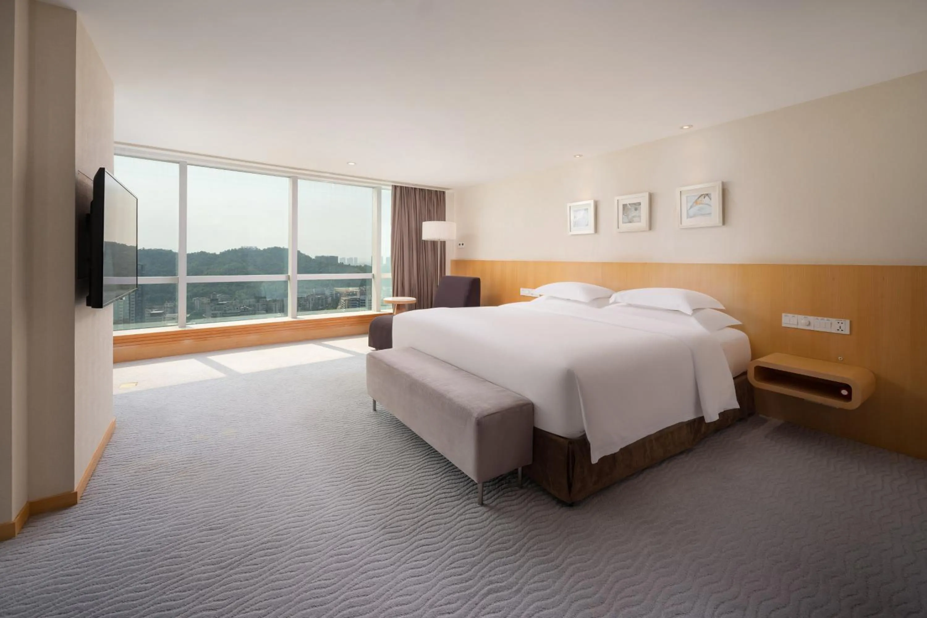 Photo of the whole room, Bed in Crowne Plaza Zhuhai City Center by IHG