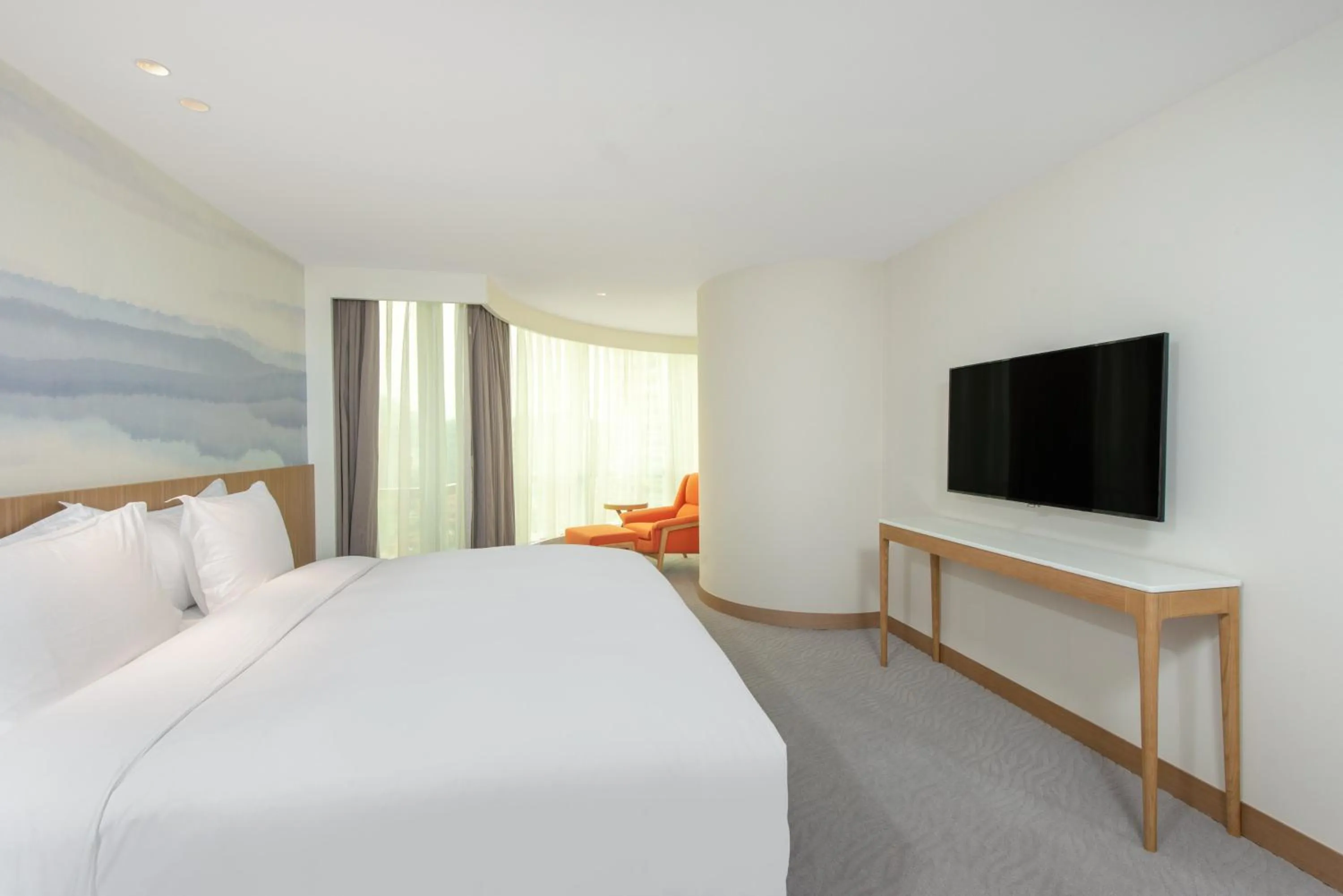 Photo of the whole room, Bed in Crowne Plaza Zhuhai City Center by IHG