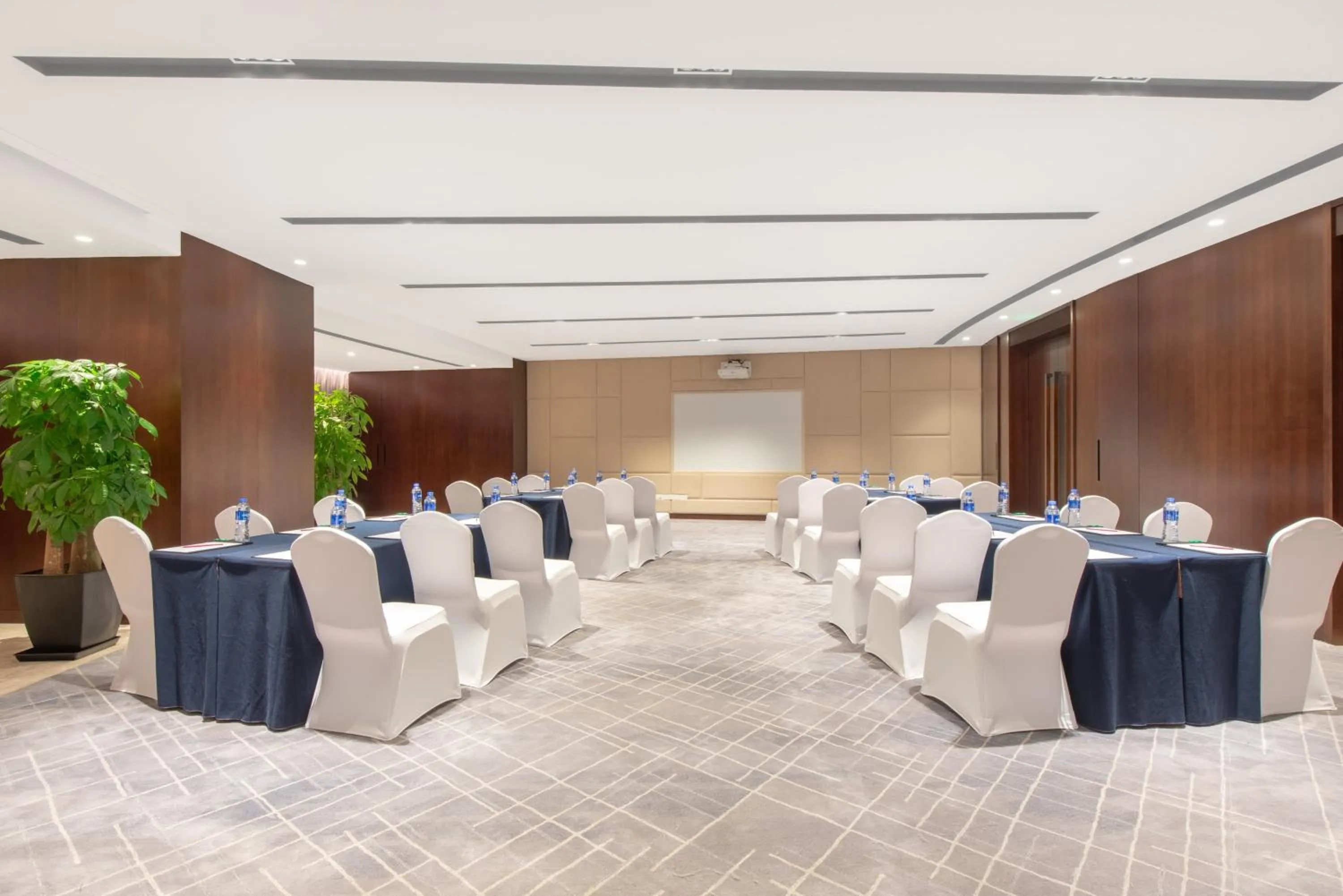 Meeting/conference room in Crowne Plaza Zhuhai City Center by IHG