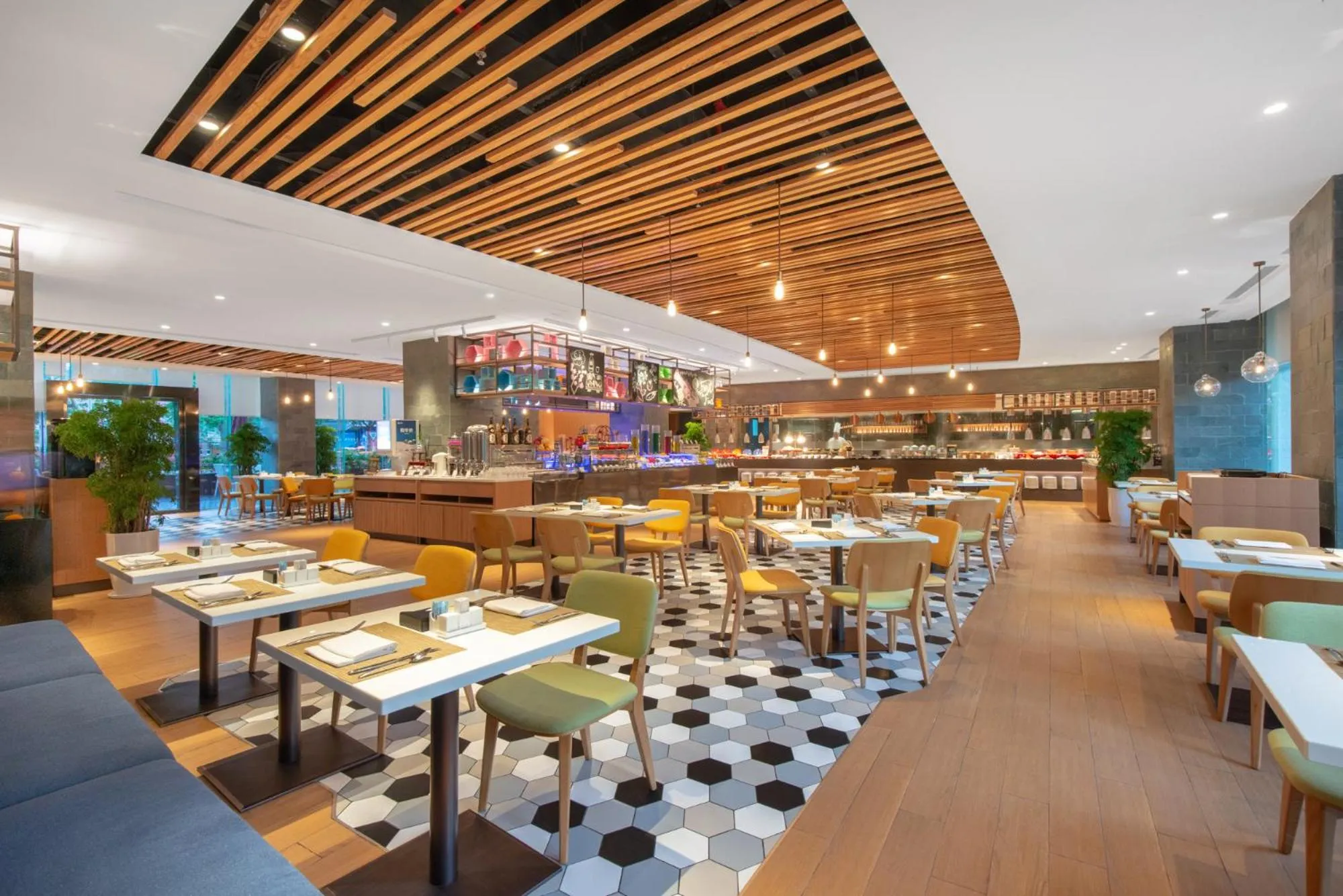 Restaurant/places to eat in Crowne Plaza Zhuhai City Center by IHG