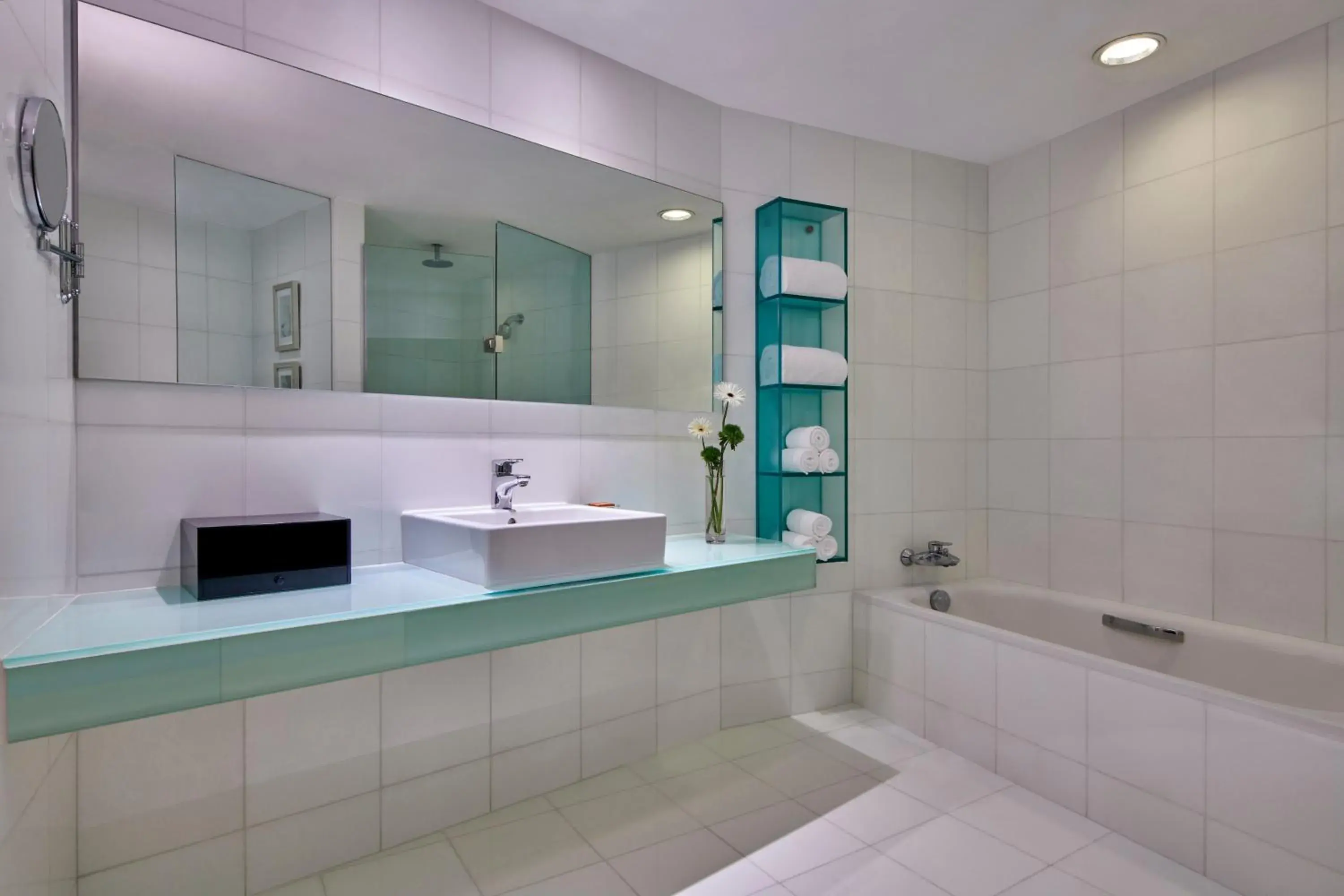 Bathroom in Crowne Plaza Zhuhai City Center by IHG - offers free one-way shuttle to Chimelong Ocean Kingdom Bathroom in Crowne Plaza Zhuhai City Center by IHG - offers free one-way shuttle to Chimelong Ocean Kingdom