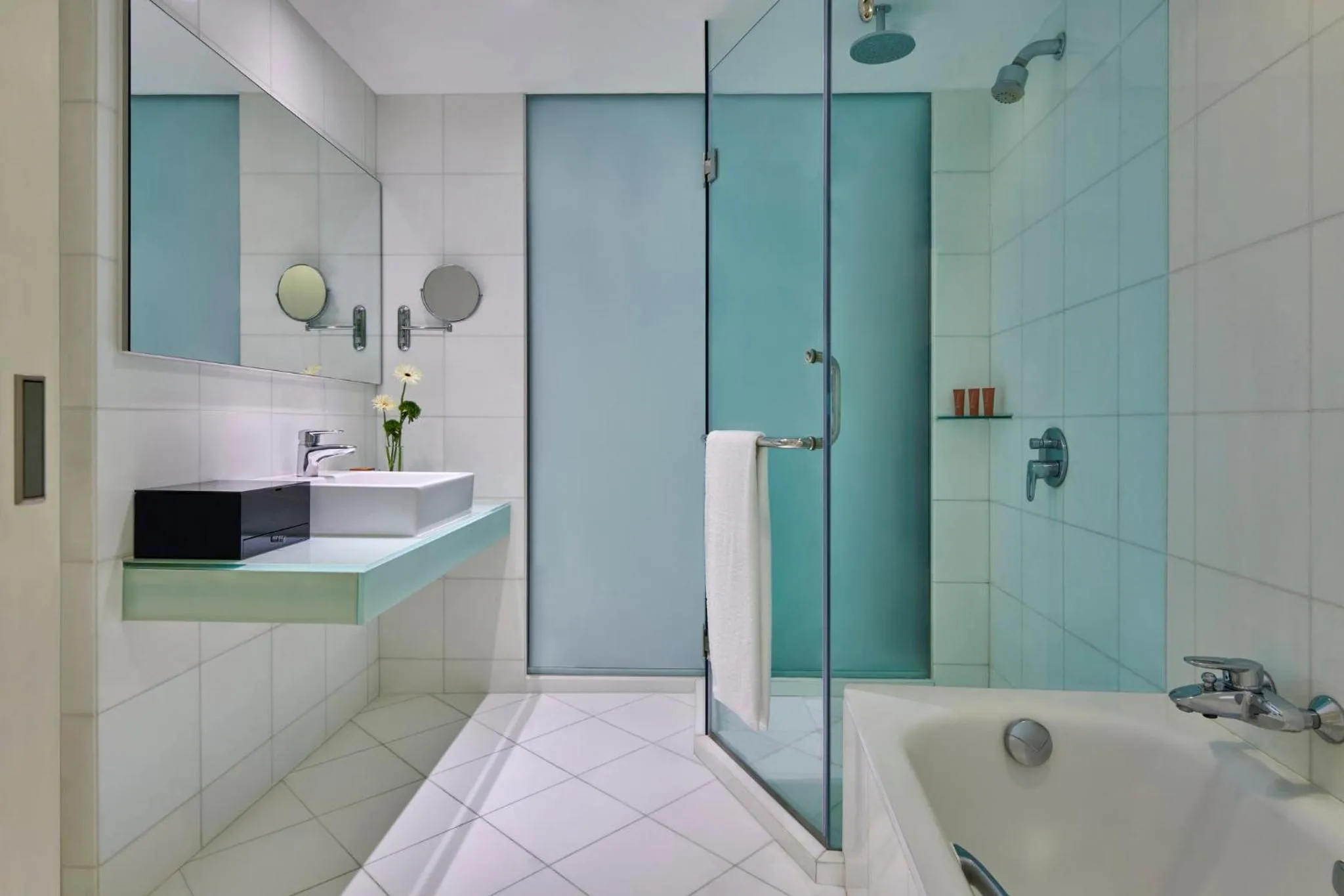 Photo of the whole room in Crowne Plaza Zhuhai City Center by IHG