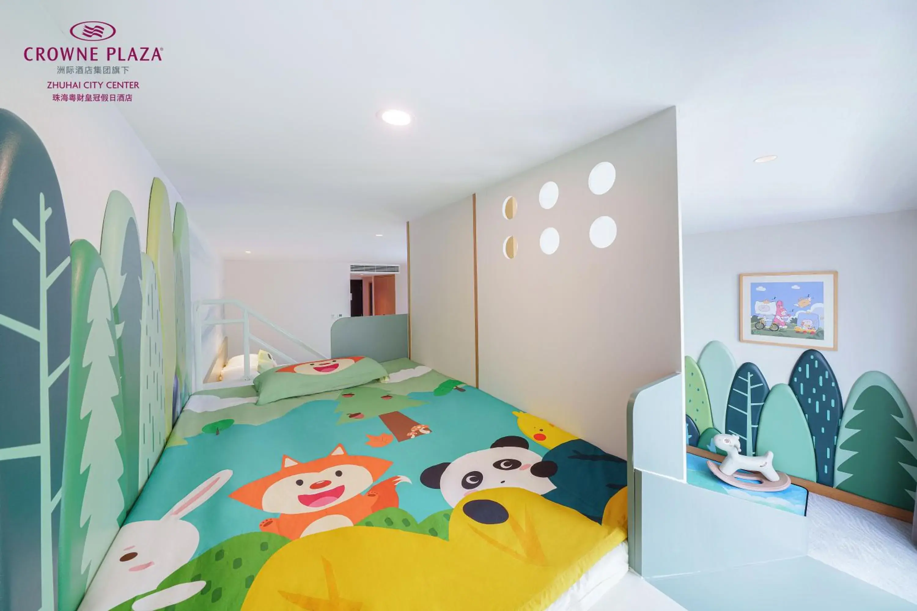 Bed in Crowne Plaza Zhuhai City Center by IHG - offers free one-way shuttle to Chimelong Ocean Kingdom Bed in Crowne Plaza Zhuhai City Center by IHG - offers free one-way shuttle to Chimelong Ocean Kingdom