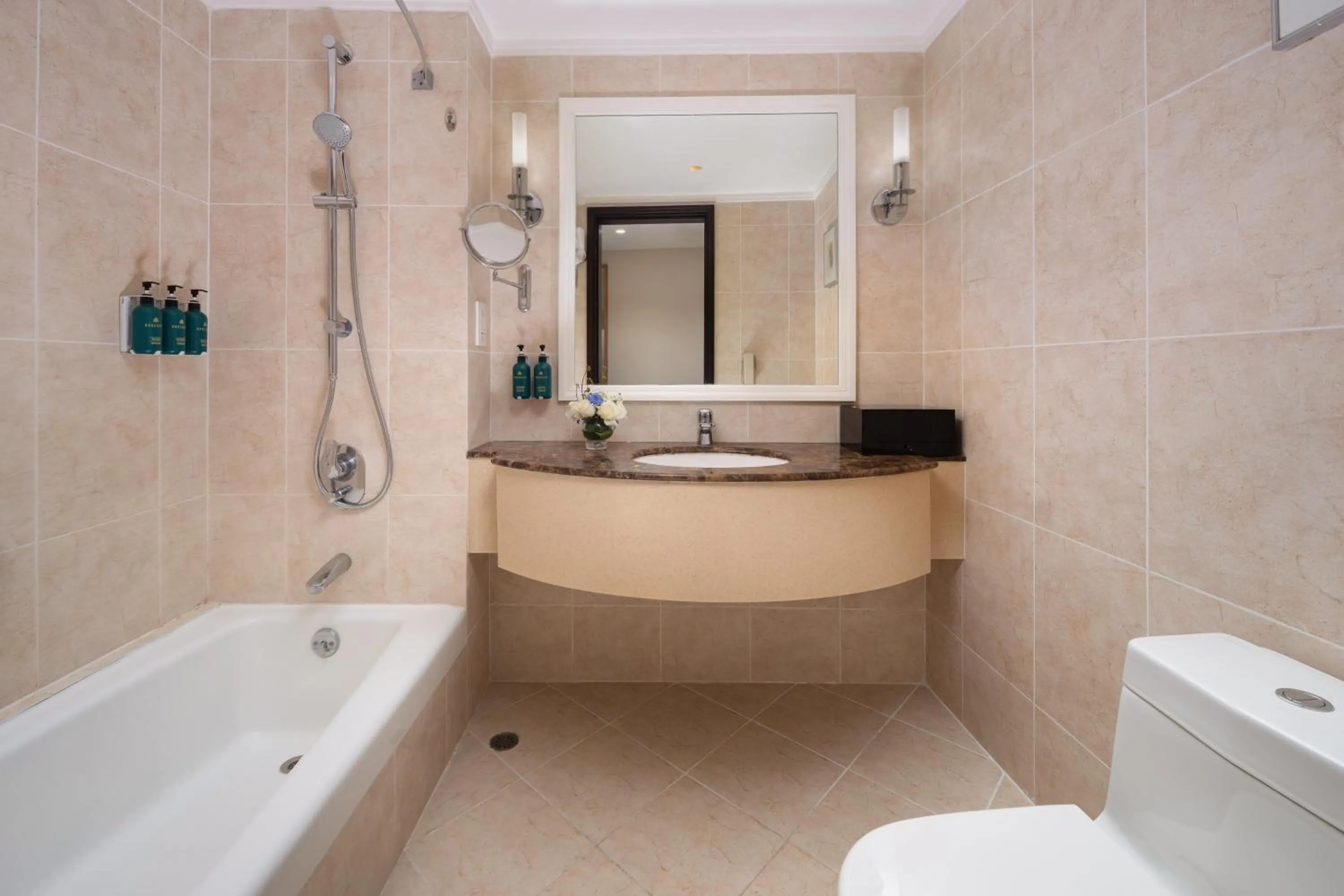 Photo of the whole room in Crowne Plaza Zhuhai City Center by IHG