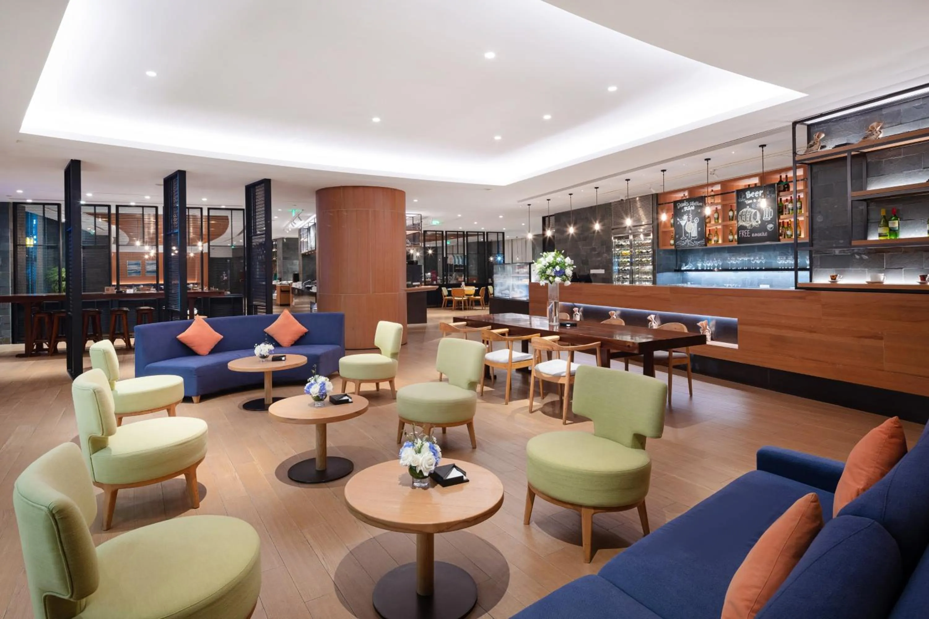 Restaurant/places to eat in Crowne Plaza Zhuhai City Center by IHG