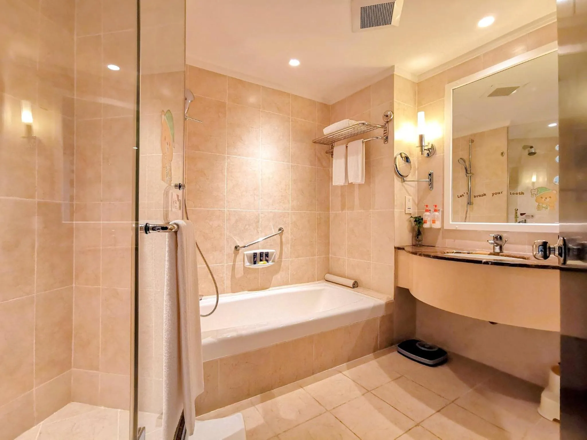 Photo of the whole room in Crowne Plaza Zhuhai City Center by IHG