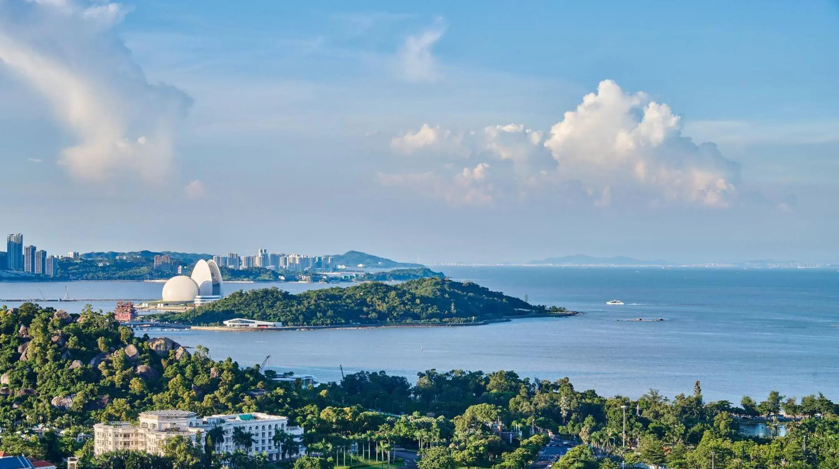 Property building in Crowne Plaza Zhuhai City Center by IHG - offers free one-way shuttle to Chimelong Ocean Kingdom Property building in Crowne Plaza Zhuhai City Center by IHG - offers free one-way shuttle to Chimelong Ocean Kingdom