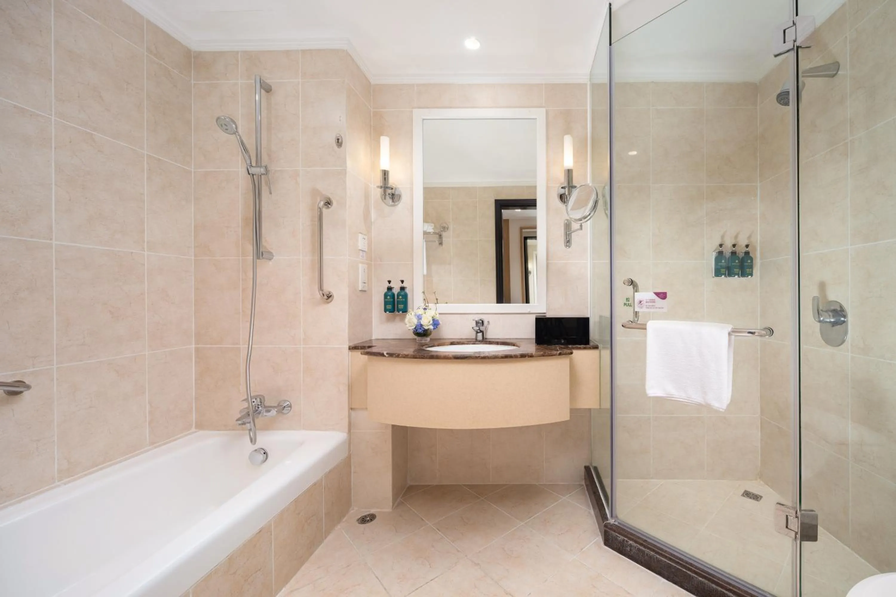 Photo of the whole room in Crowne Plaza Zhuhai City Center by IHG