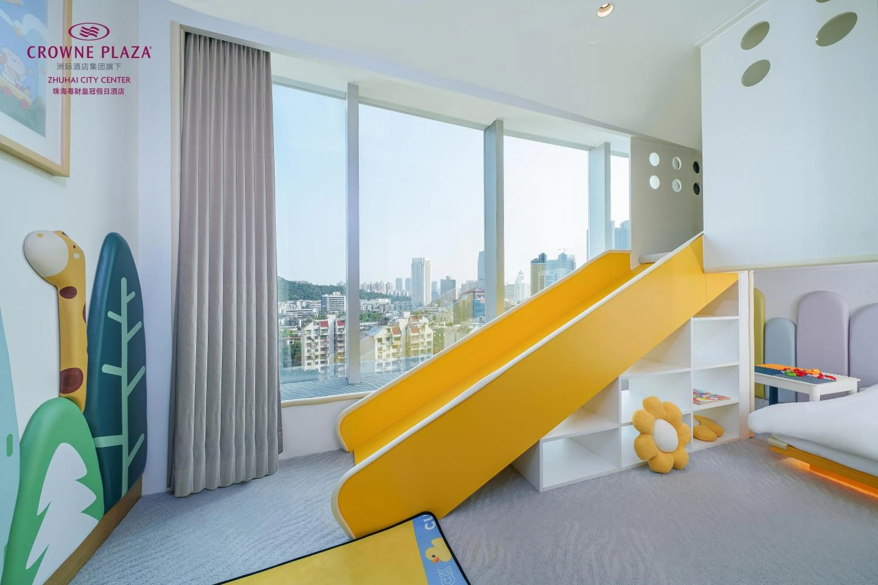 Seating area, Bed in Crowne Plaza Zhuhai City Center by IHG