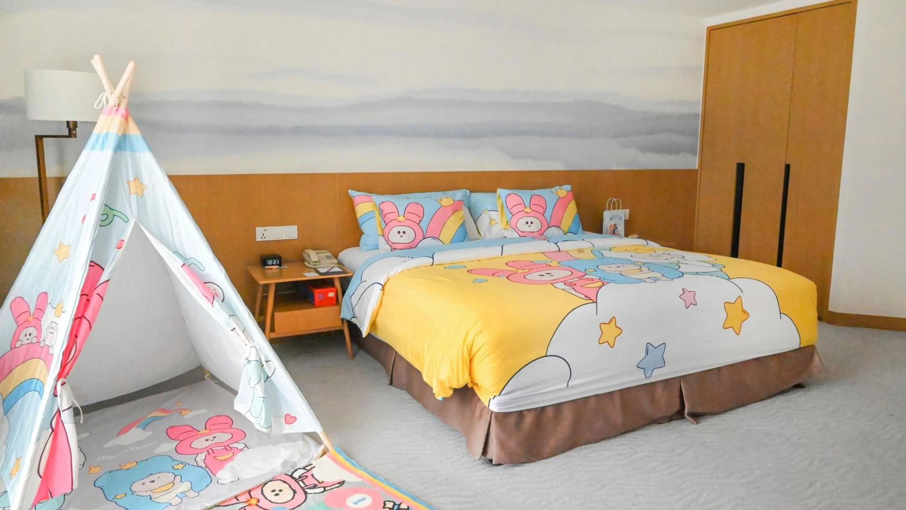 Photo of the whole room, Bed in Crowne Plaza Zhuhai City Center by IHG