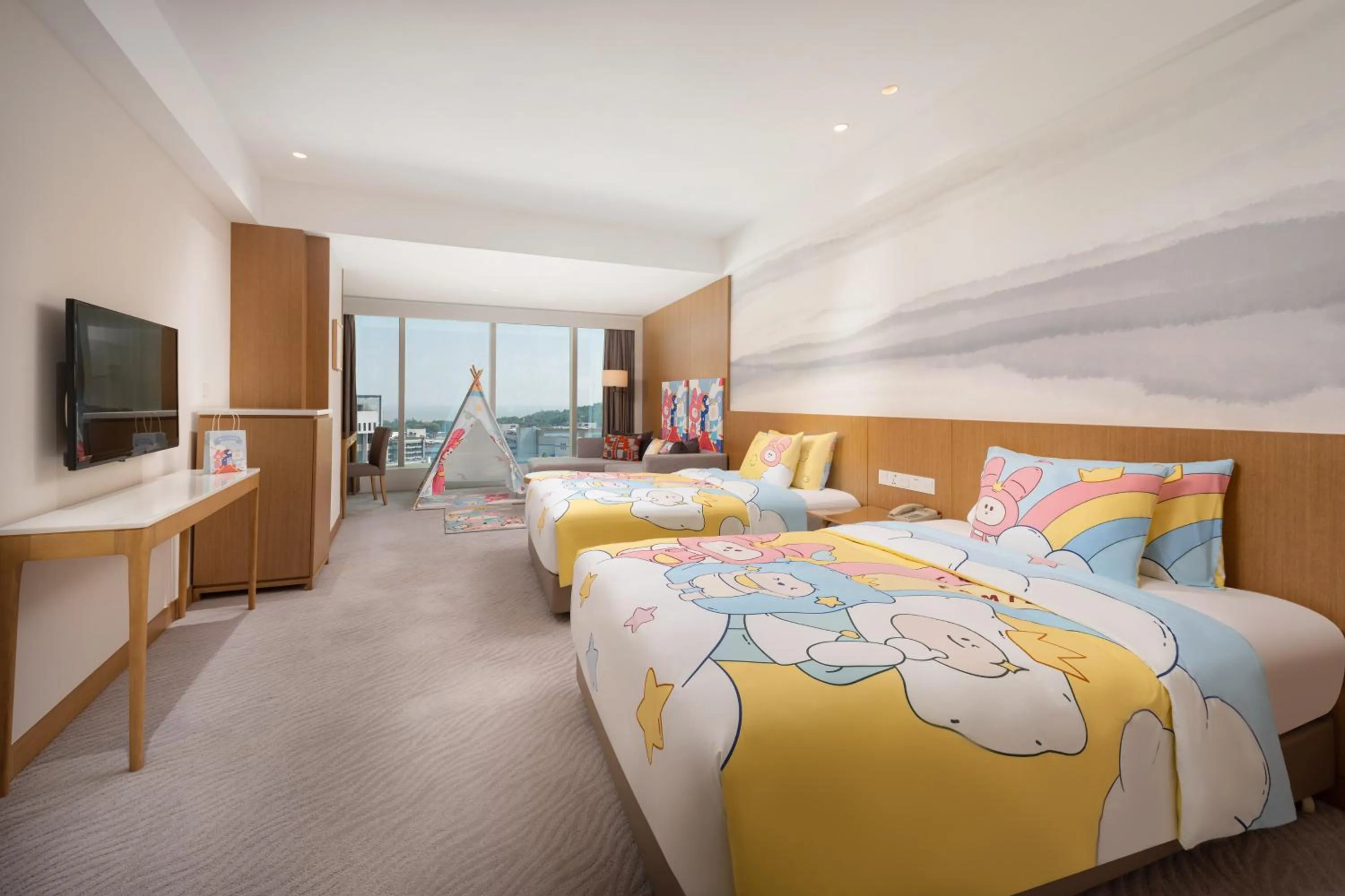 Photo of the whole room, Bed in Crowne Plaza Zhuhai City Center by IHG