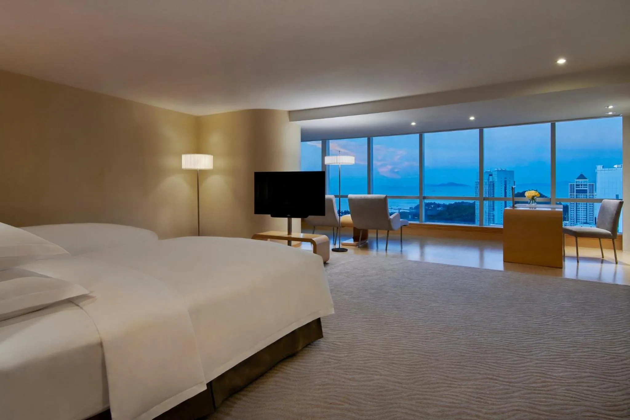 Photo of the whole room, Bed in Crowne Plaza Zhuhai City Center by IHG