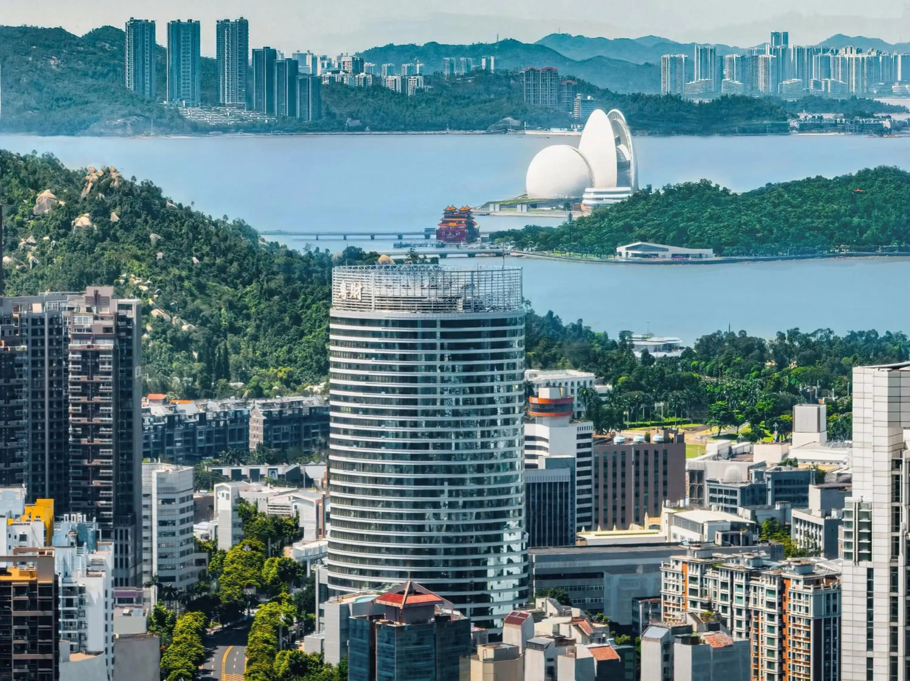 Property building in Crowne Plaza Zhuhai City Center by IHG - offers free one-way shuttle to Chimelong Ocean Kingdom Property building in Crowne Plaza Zhuhai City Center by IHG - offers free one-way shuttle to Chimelong Ocean Kingdom