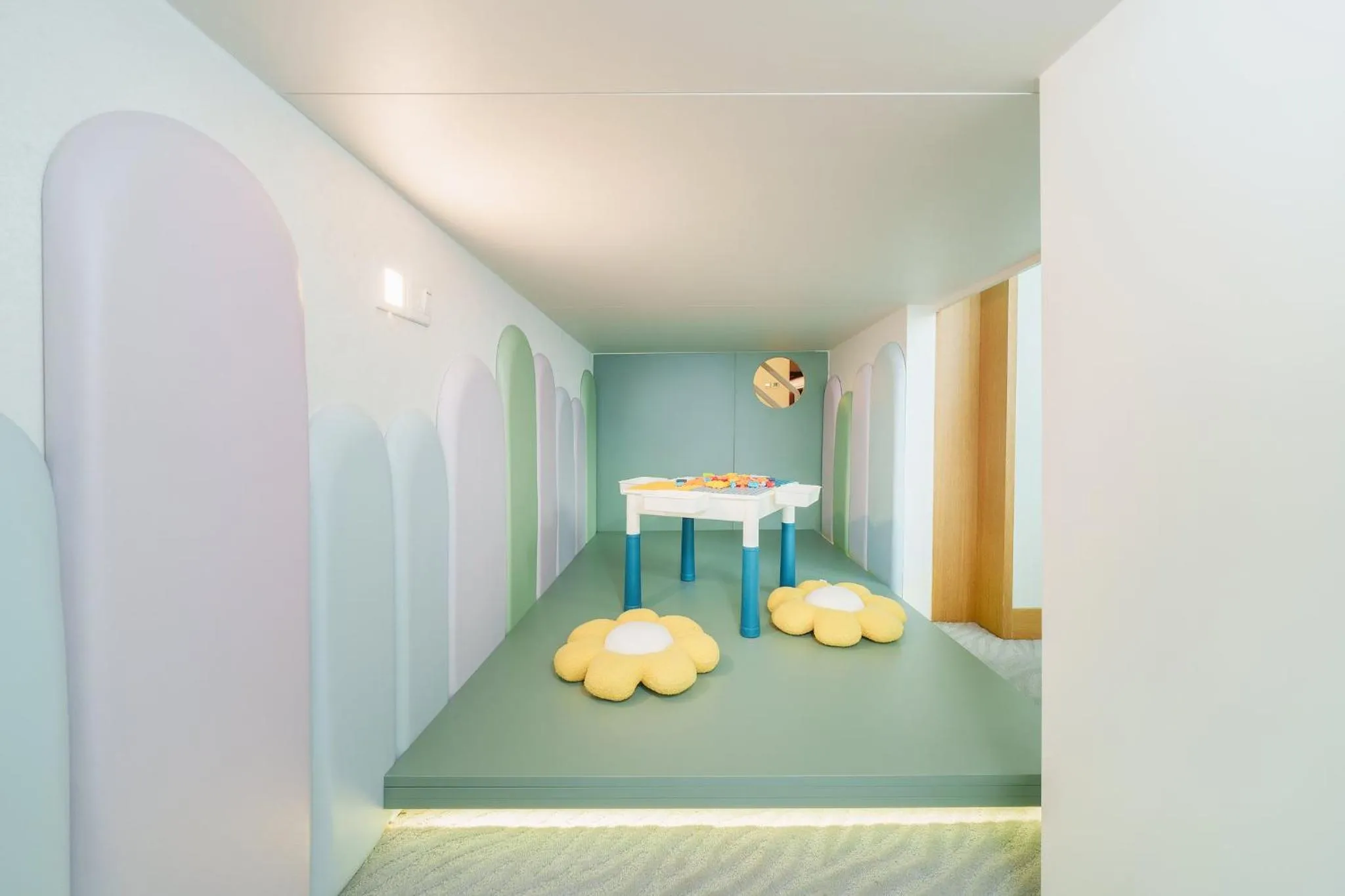 Photo of the whole room in Crowne Plaza Zhuhai City Center by IHG