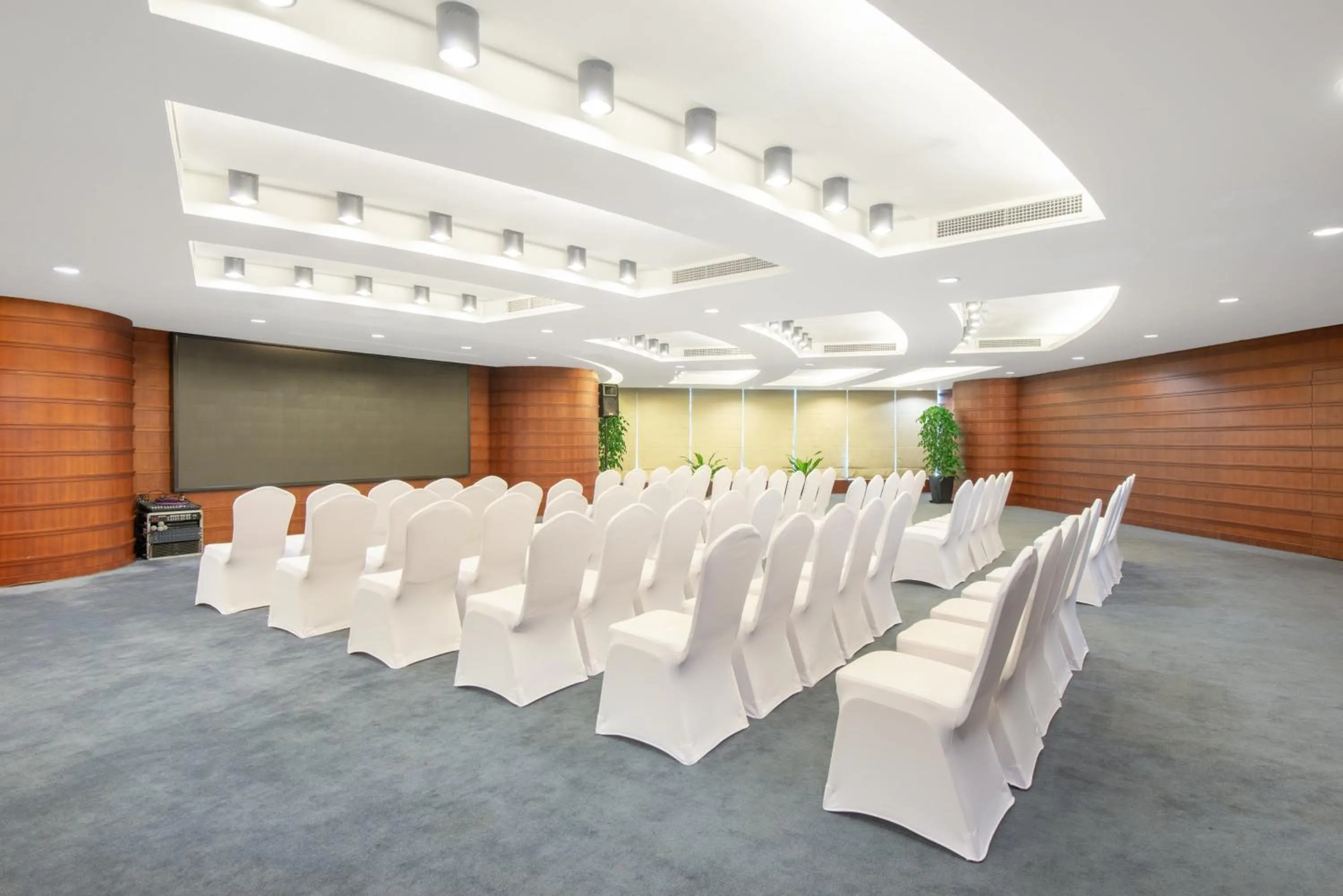 Meeting/conference room in Crowne Plaza Zhuhai City Center by IHG