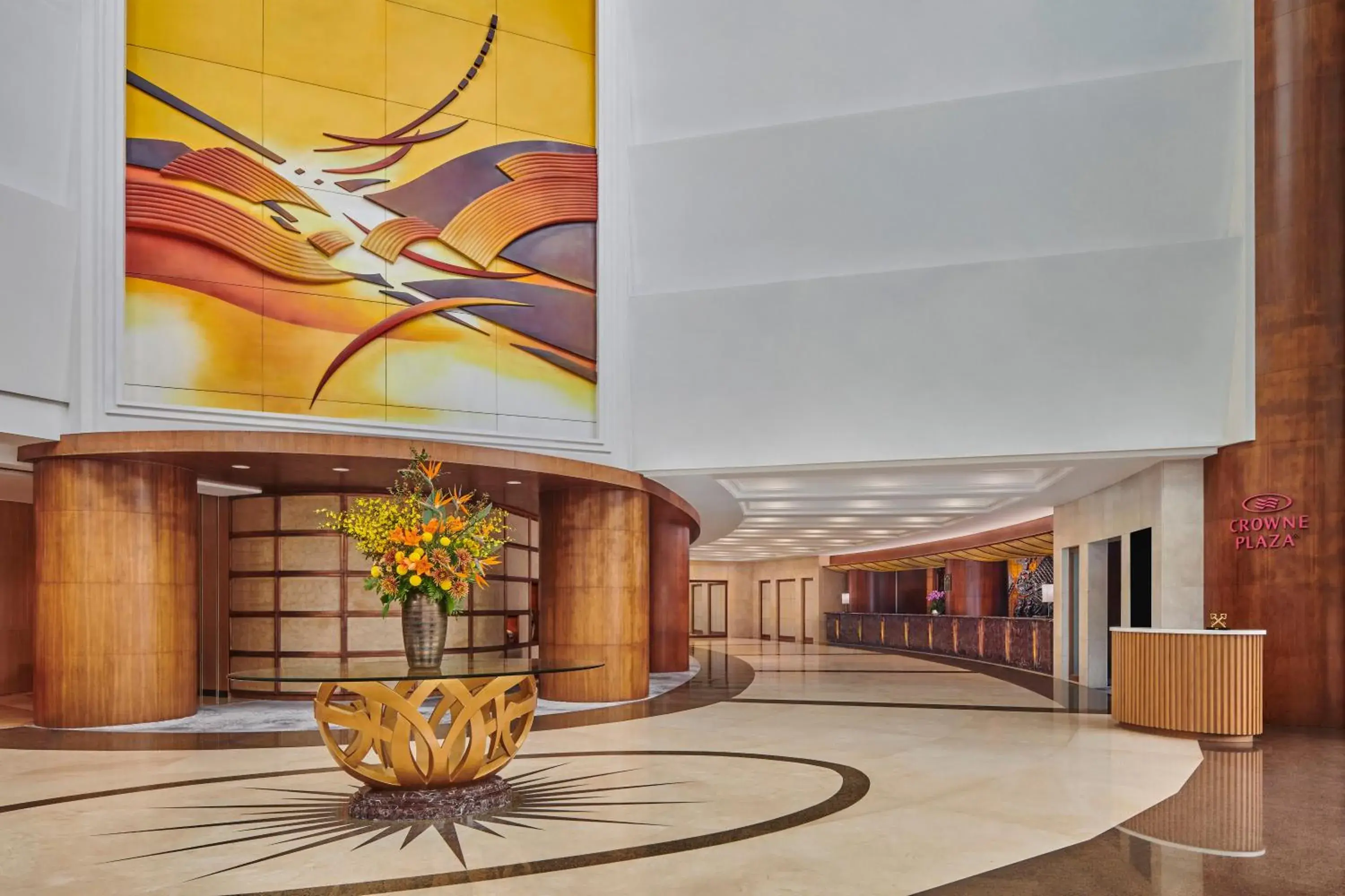 Lobby or reception in Crowne Plaza Zhuhai City Center by IHG - offers free one-way shuttle to Chimelong Ocean Kingdom Lobby or reception in Crowne Plaza Zhuhai City Center by IHG - offers free one-way shuttle to Chimelong Ocean Kingdom