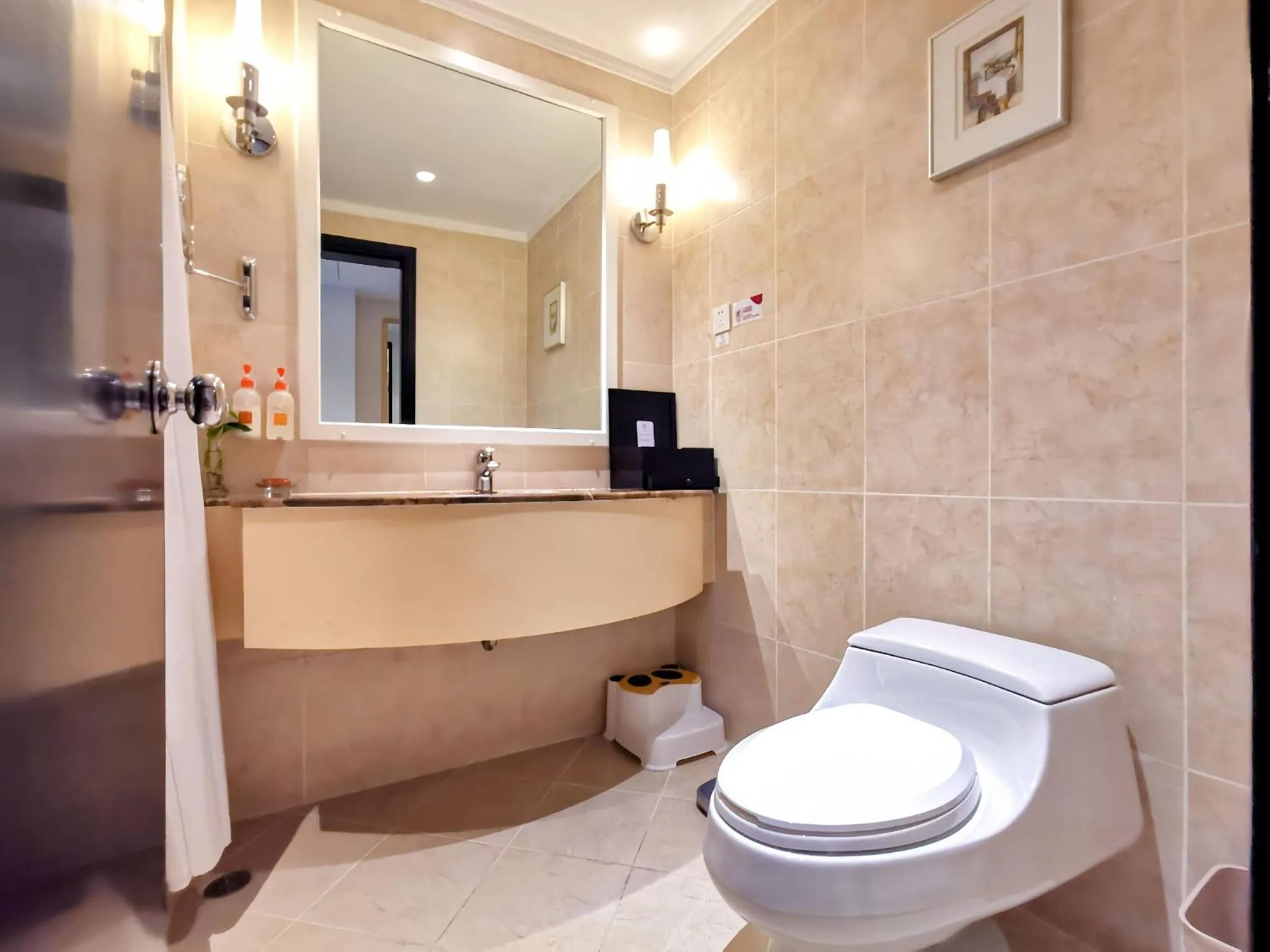 Photo of the whole room in Crowne Plaza Zhuhai City Center by IHG