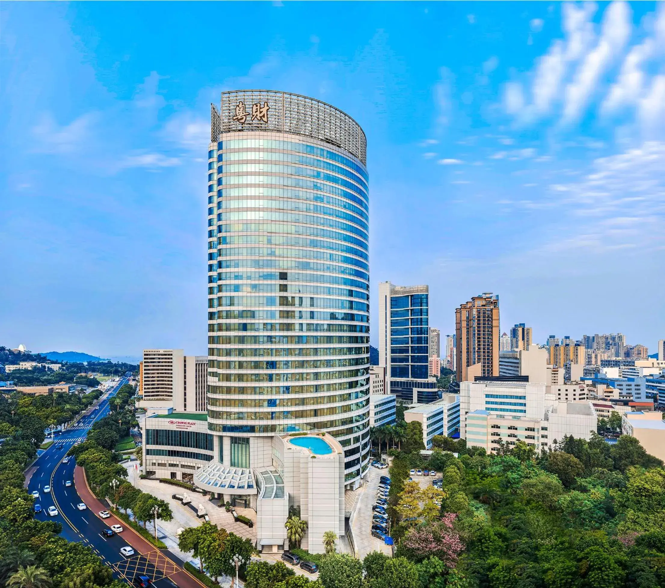 Property building in Crowne Plaza Zhuhai City Center by IHG - offers free one-way shuttle to Chimelong Ocean Kingdom Property building in Crowne Plaza Zhuhai City Center by IHG - offers free one-way shuttle to Chimelong Ocean Kingdom
