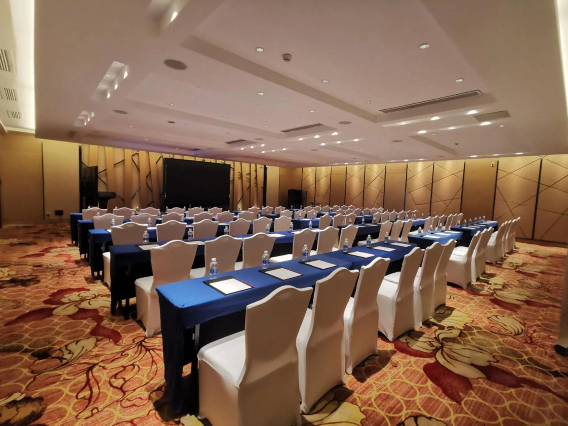Meeting/conference room in Crowne Plaza Shenzhen Longgang City Centre by IHG