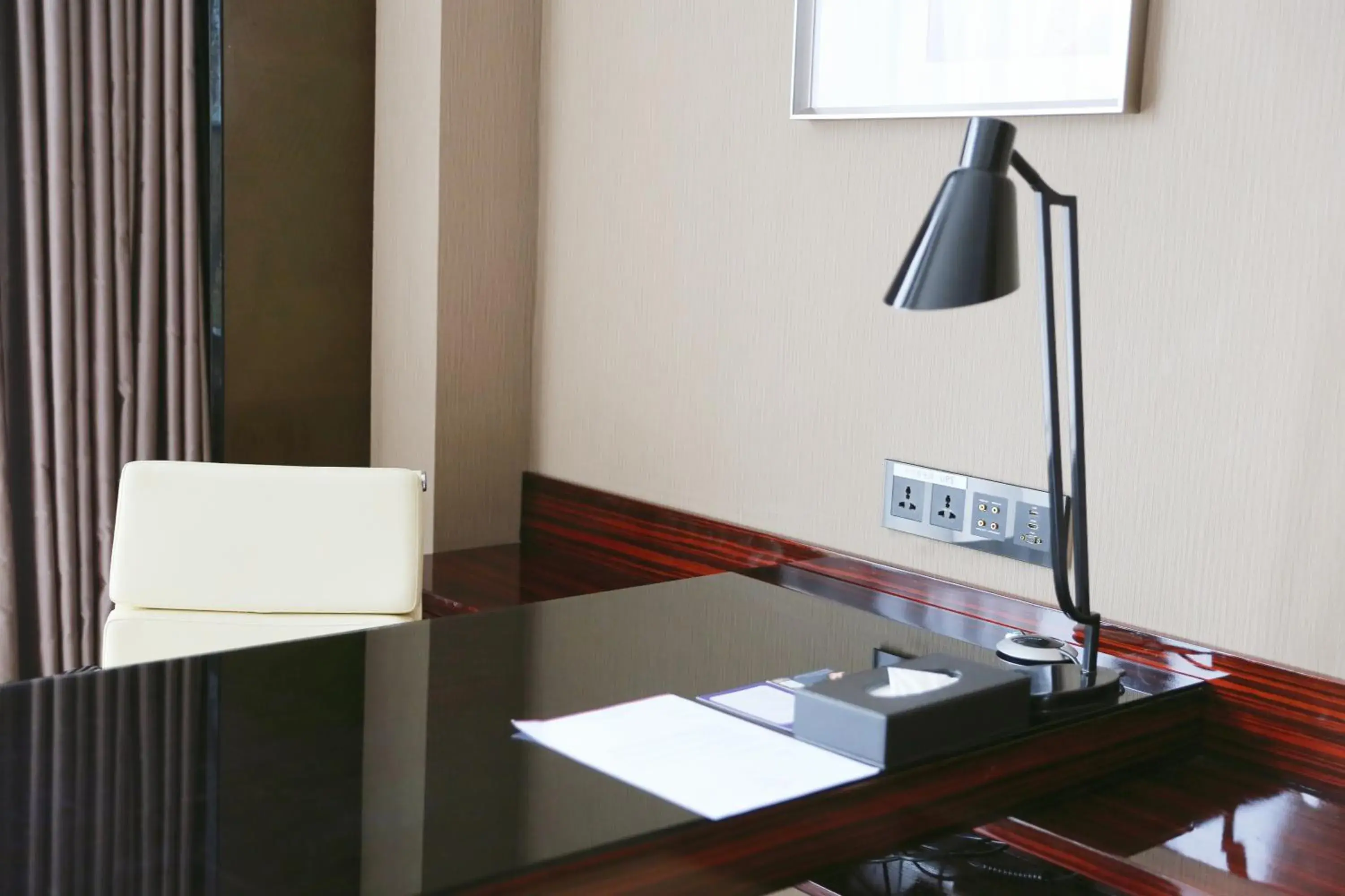 Bedroom in Crowne Plaza Shenzhen Longgang City Centre by IHG Bedroom in Crowne Plaza Shenzhen Longgang City Centre by IHG