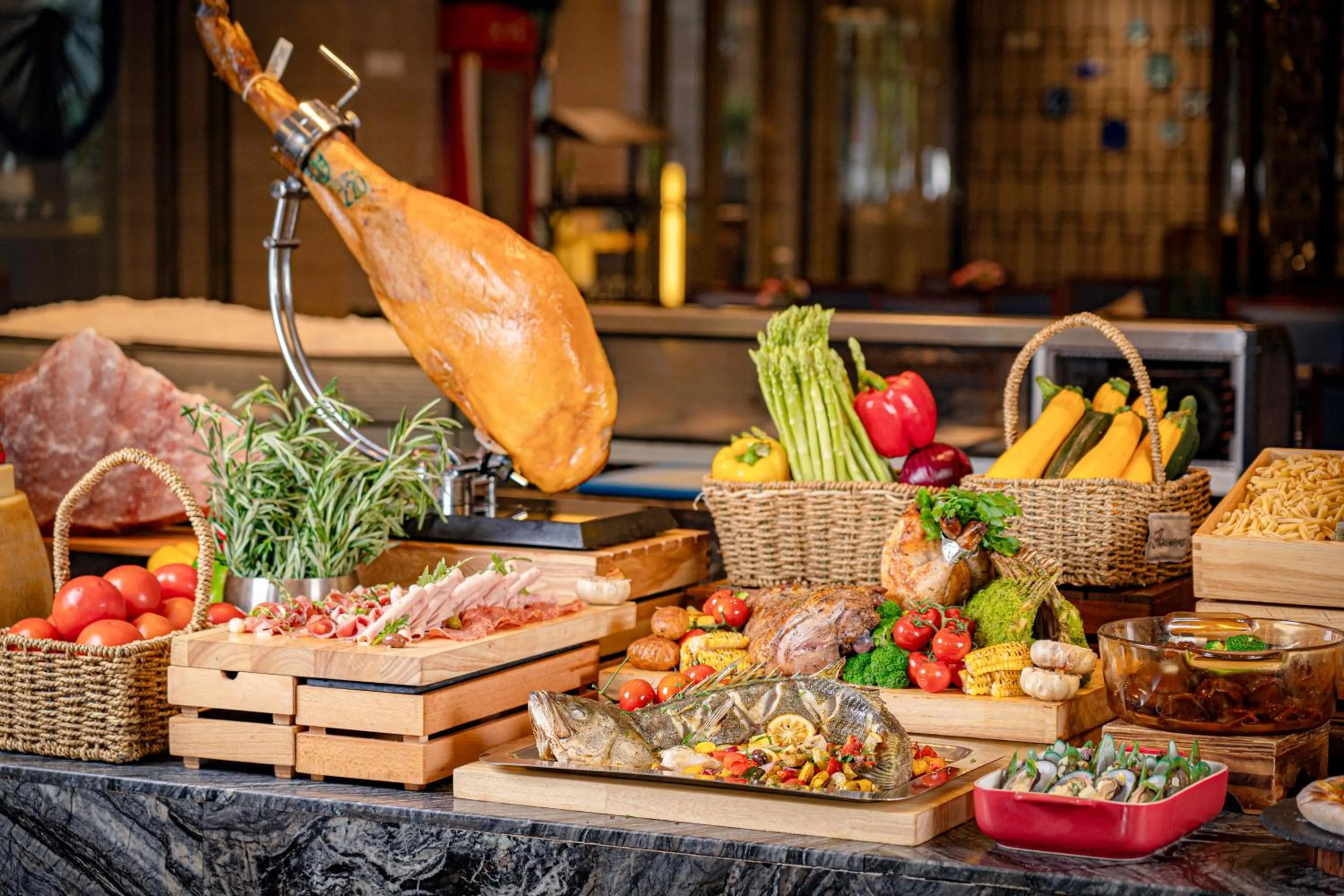 Restaurant/places to eat in Crowne Plaza Shenzhen Longgang City Centre by IHG