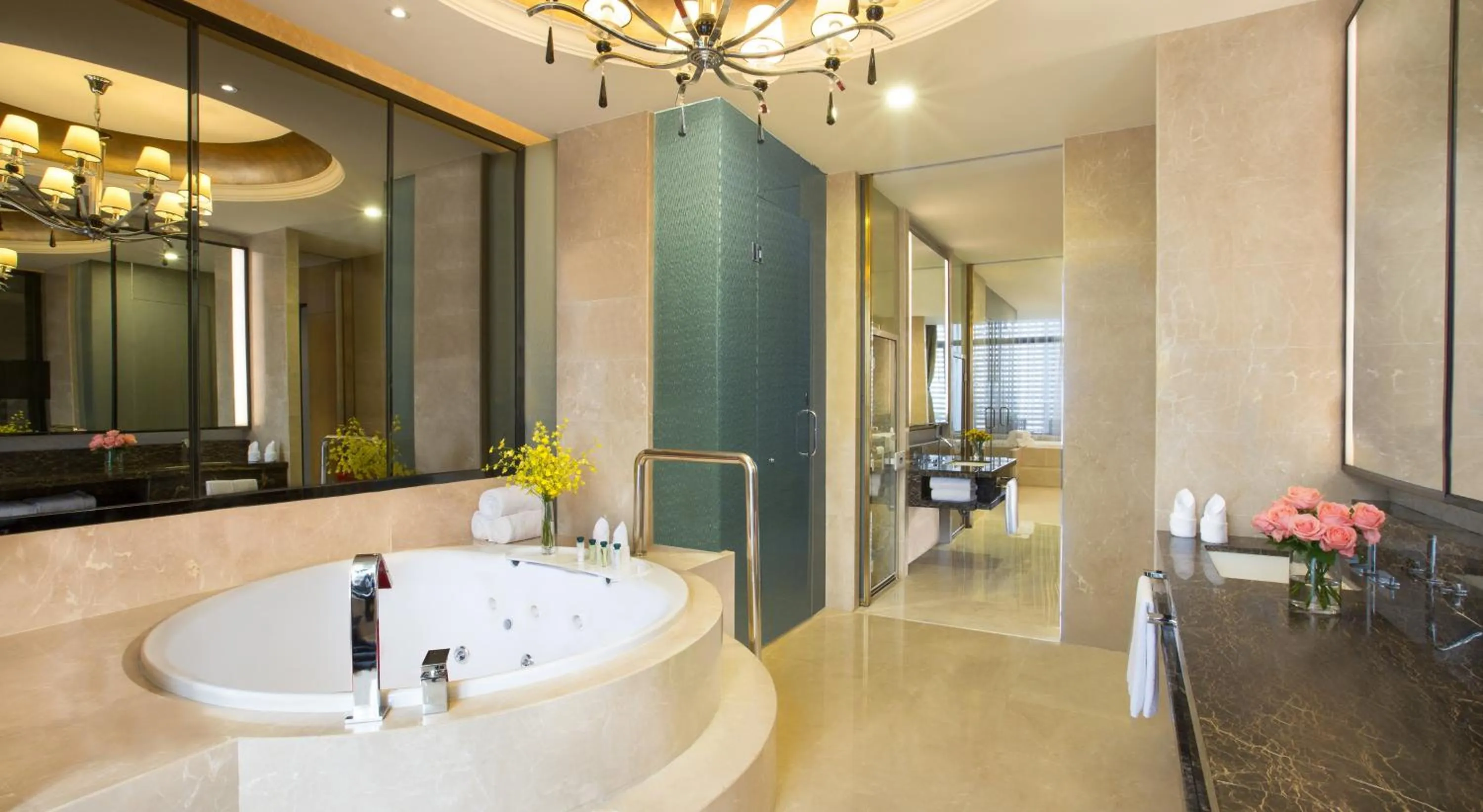 Photo of the whole room in Crowne Plaza Shenzhen Longgang City Centre by IHG