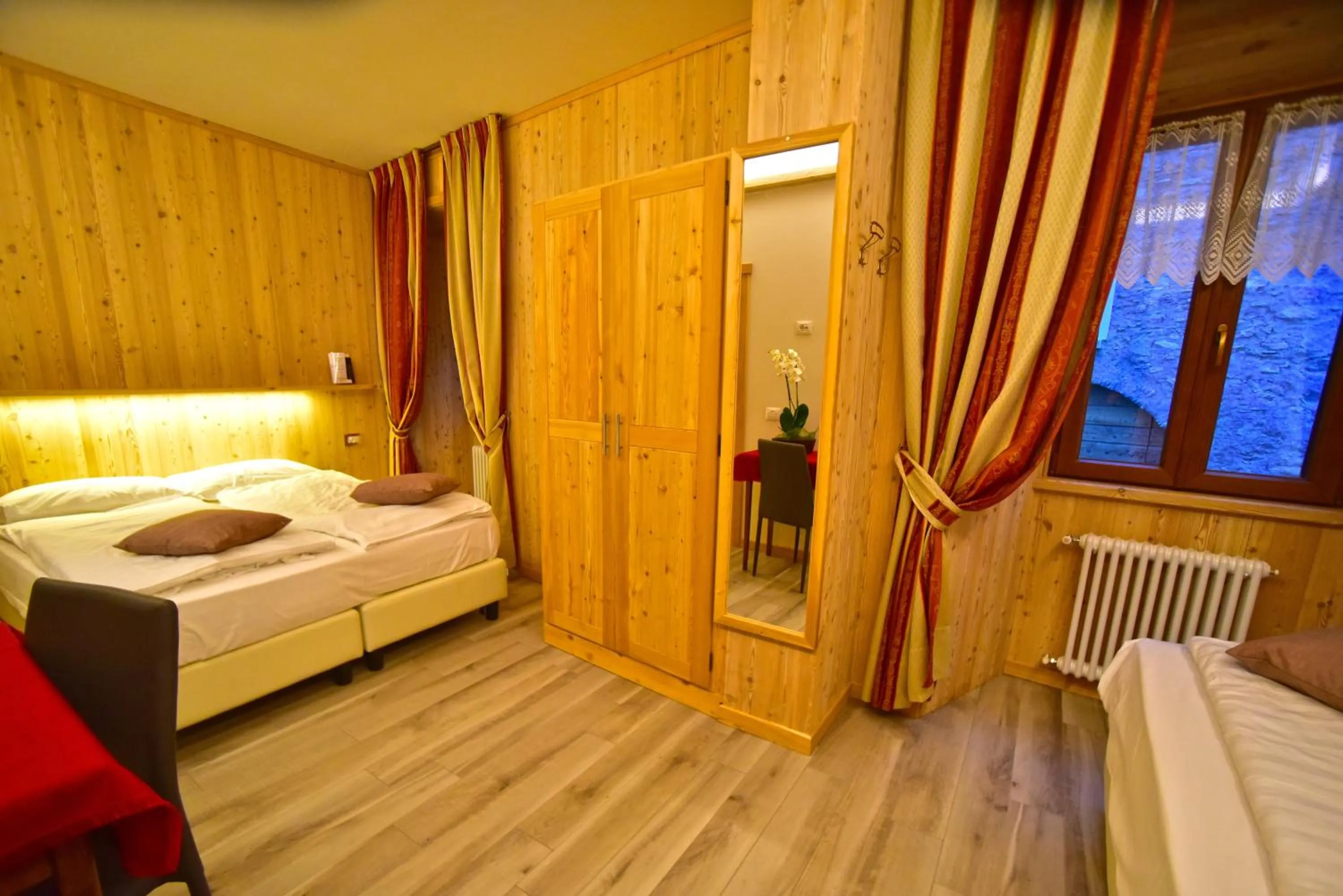 Photo of the whole room, Bed in Albergo Stelvio