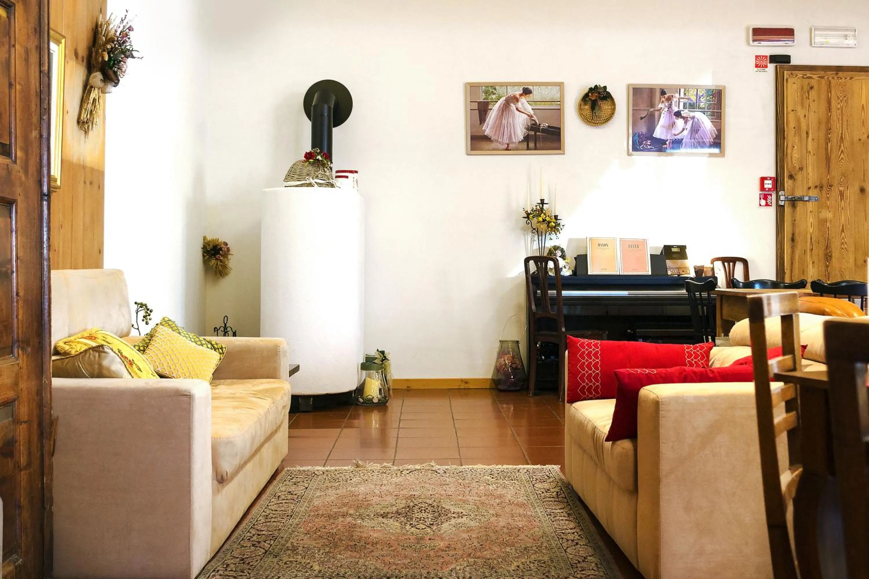 Communal lounge/ TV room in Albergo Stelvio