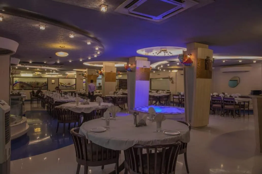Restaurant/places to eat in Hotel Surbhi