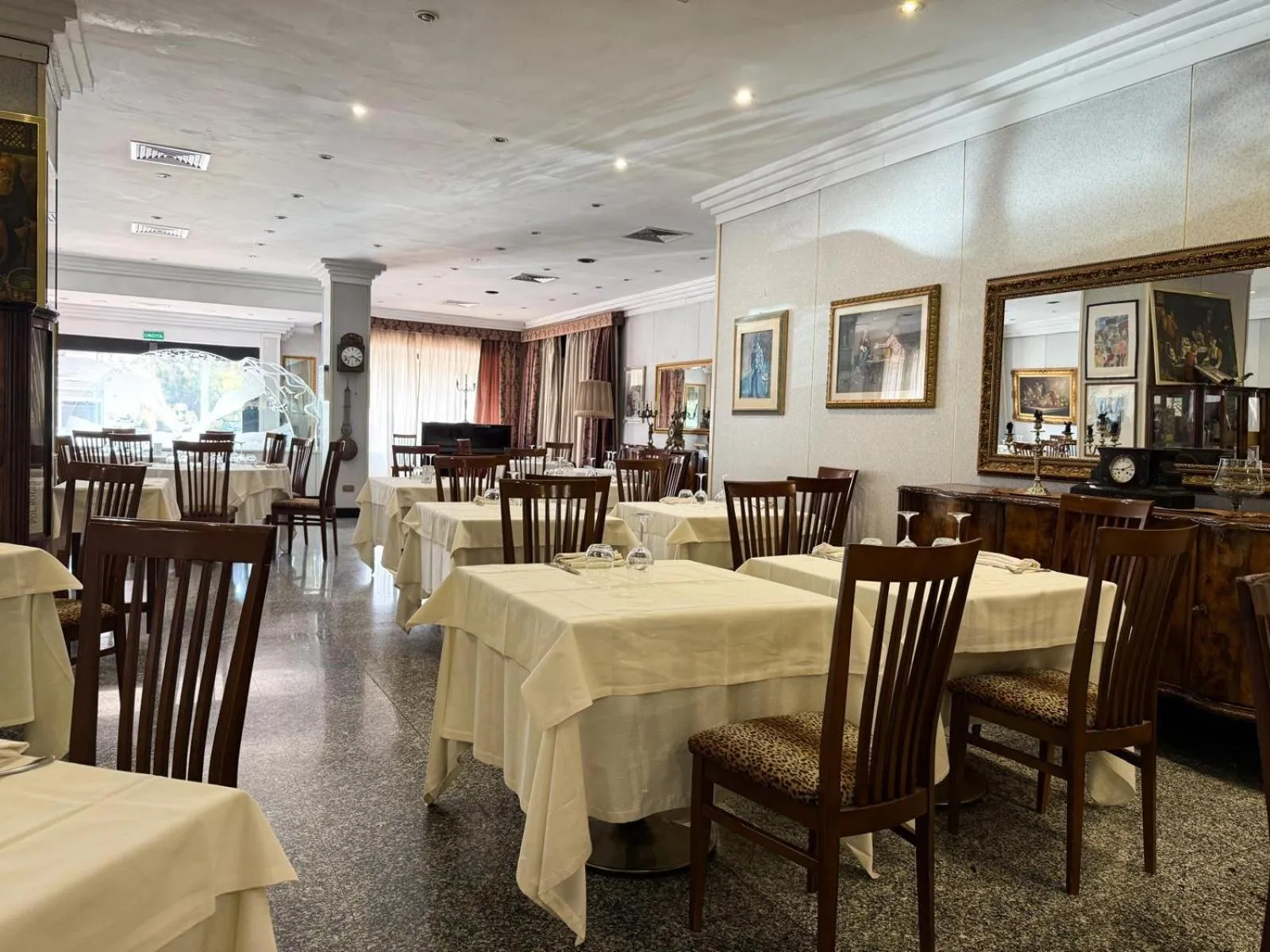 Restaurant/places to eat in Astor Hotel Vintage