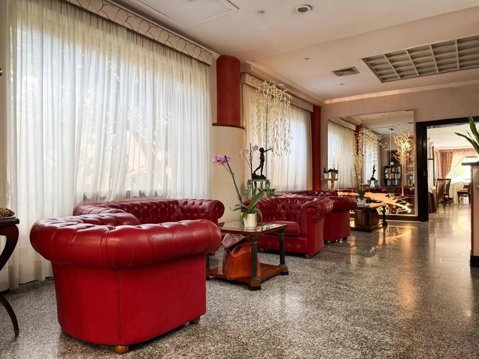 Restaurant/places to eat in Astor Hotel Vintage