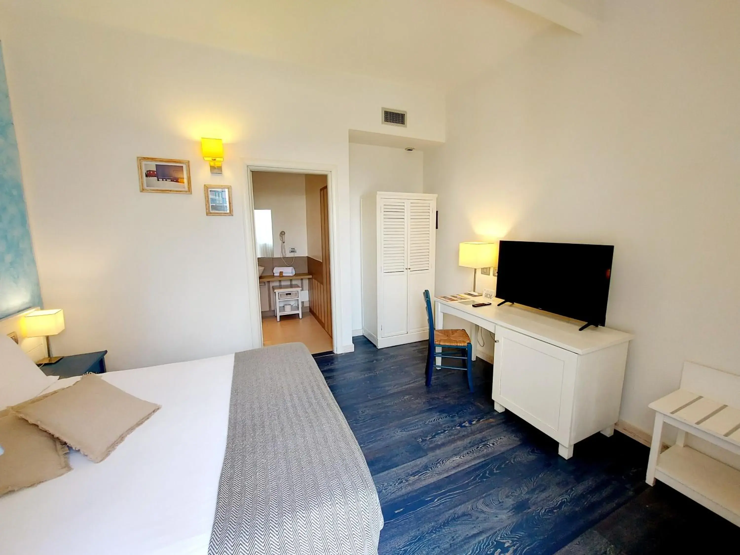 Photo of the whole room, Bed in Hotel La Villa Del Mare Photo of the whole room, Bed in Hotel La Villa Del Mare