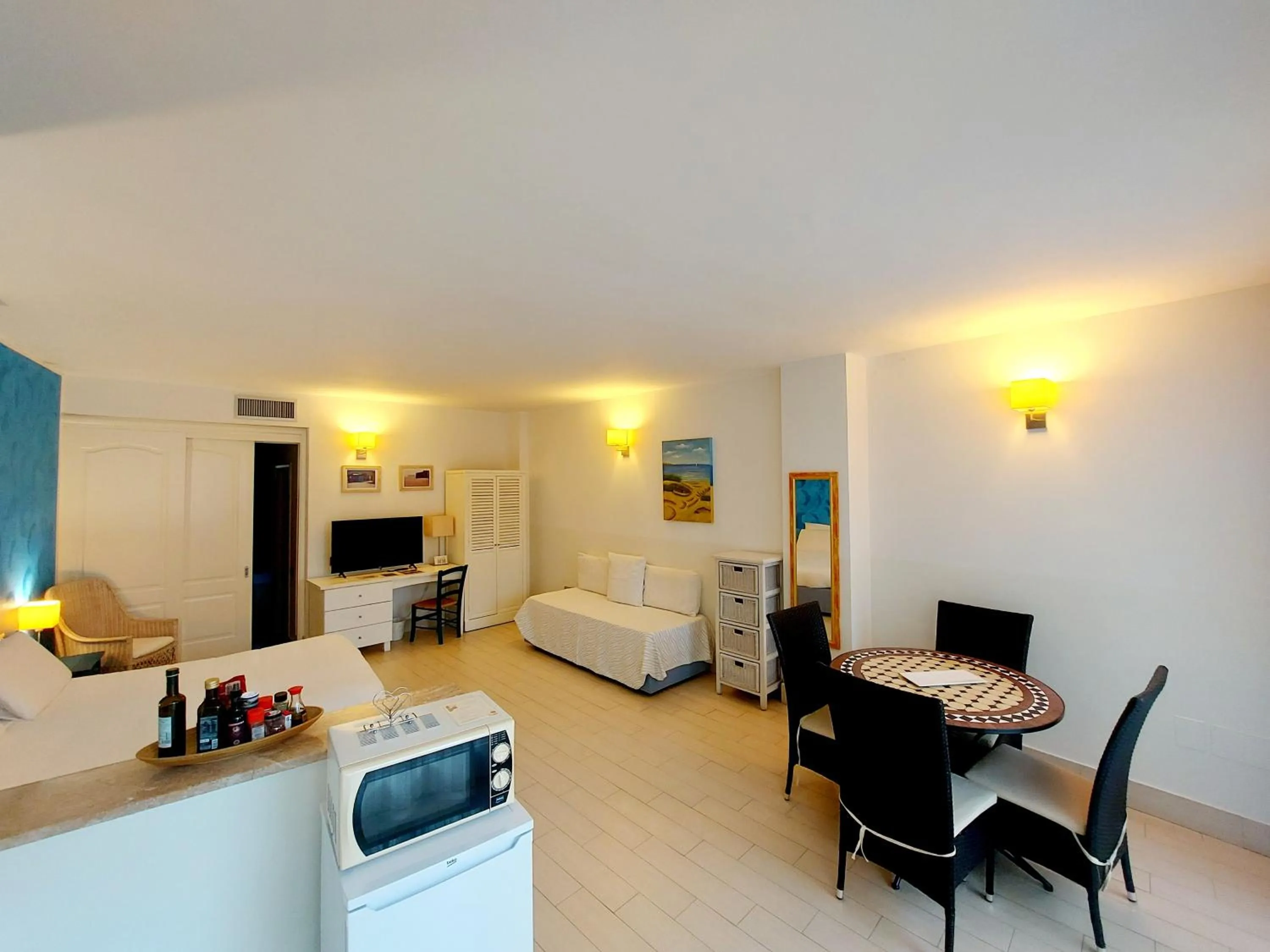 Living room, Bed in Hotel La Villa Del Mare