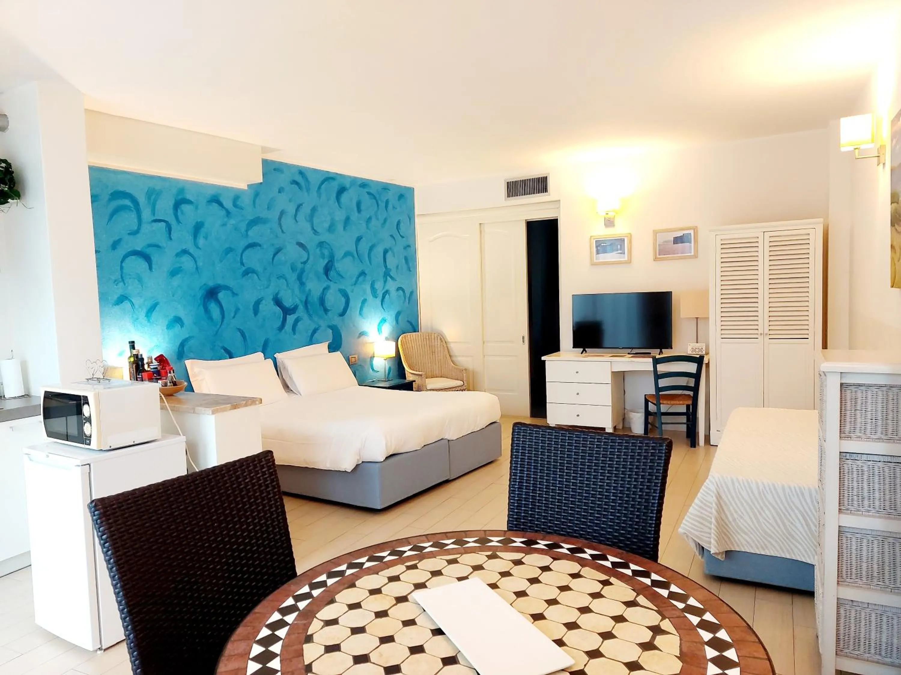 Dining area, Bed in Hotel La Villa Del Mare