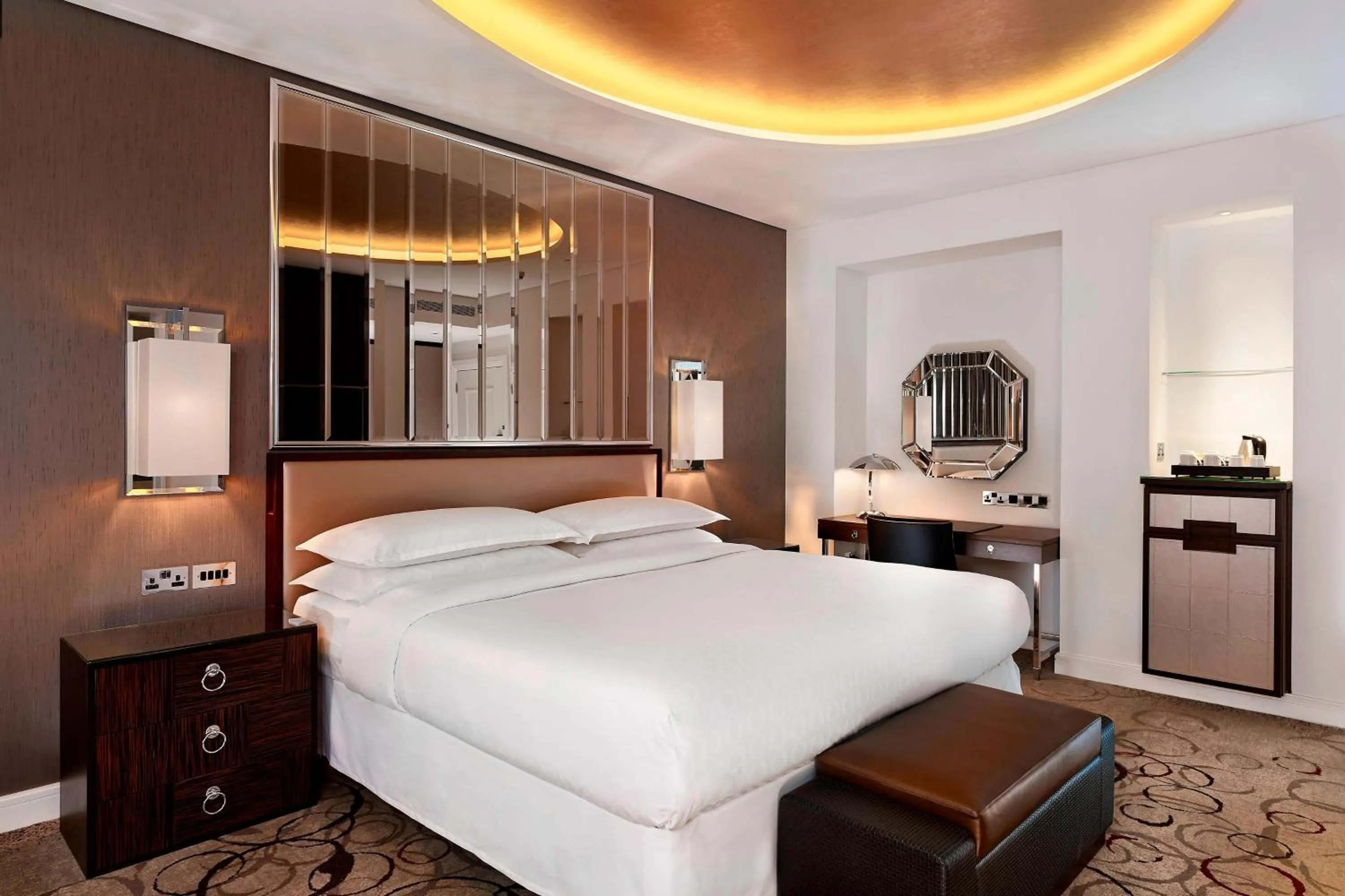 Photo of the whole room, Bed in Sheraton Grand London Park Lane