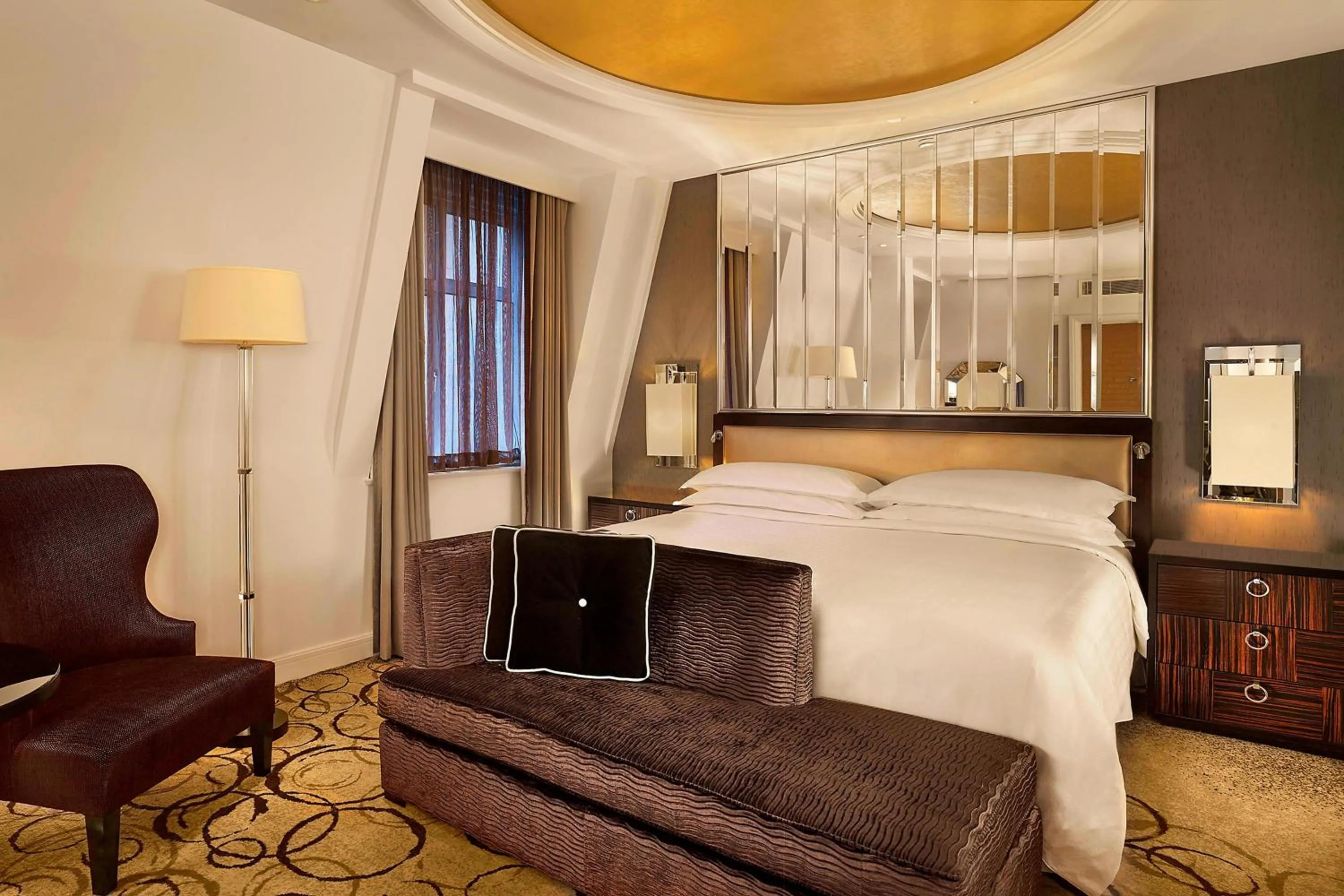 Photo of the whole room in Sheraton Grand London Park Lane