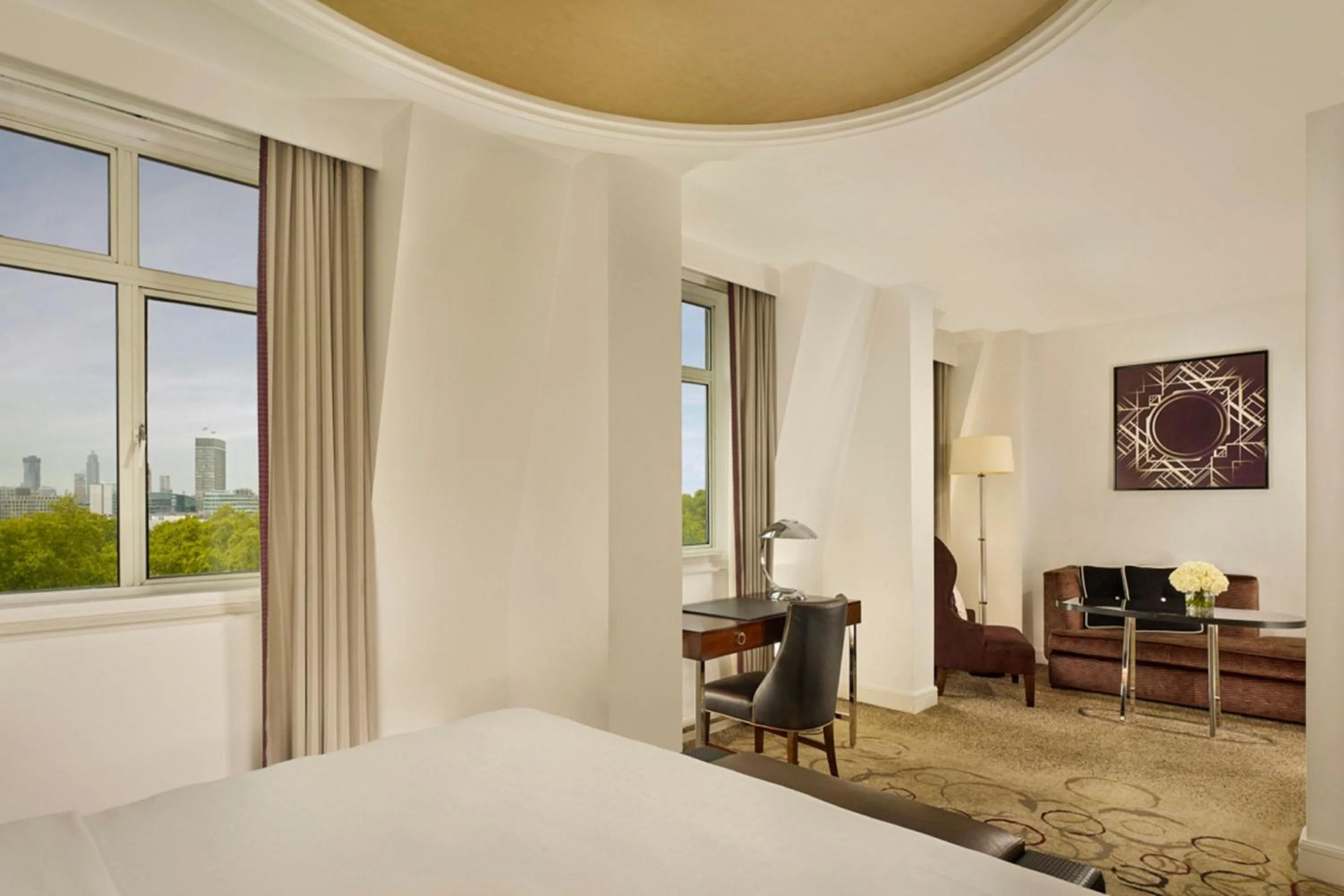 Photo of the whole room, Bed in Sheraton Grand London Park Lane