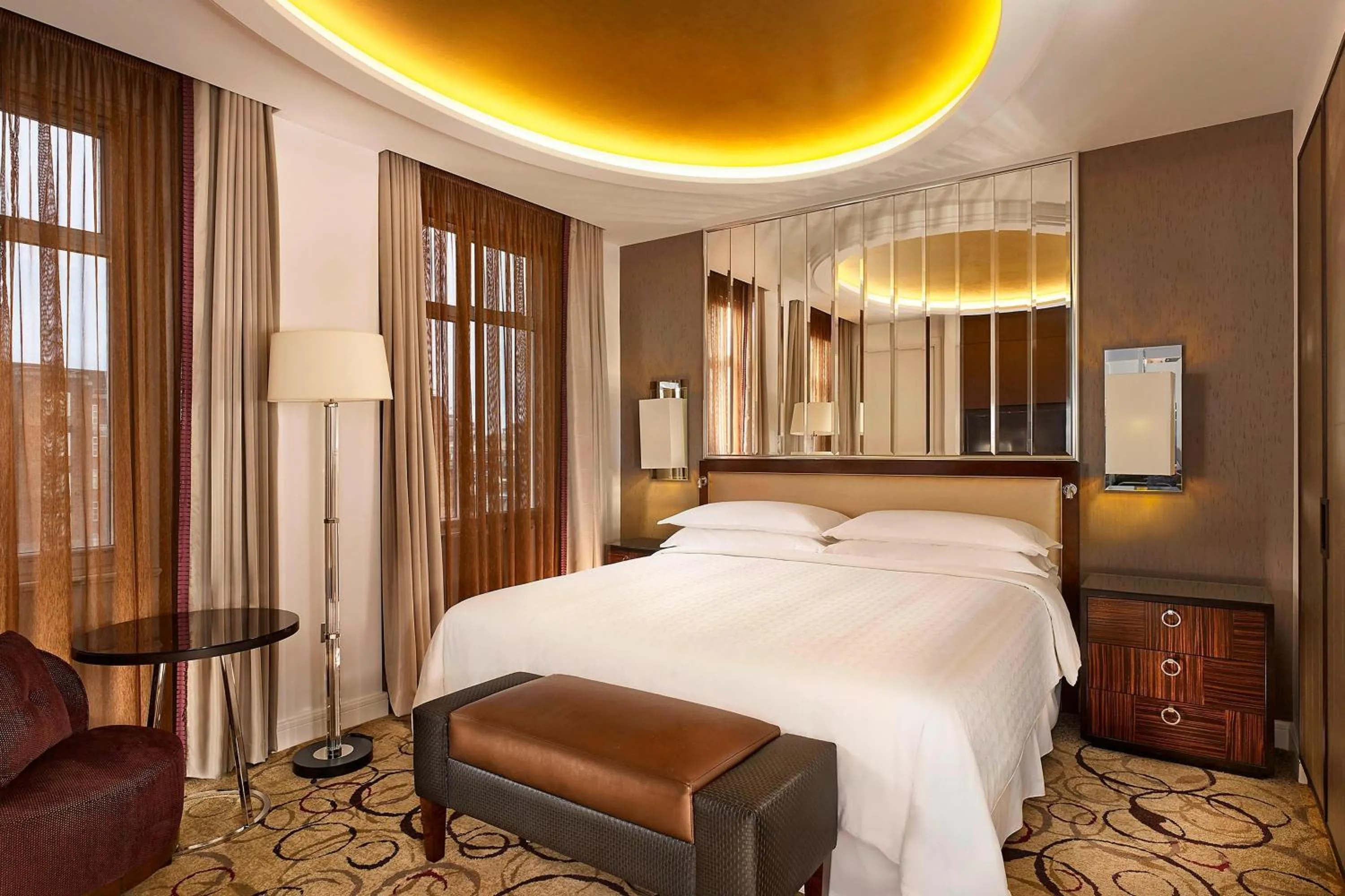 Photo of the whole room, Bed in Sheraton Grand London Park Lane