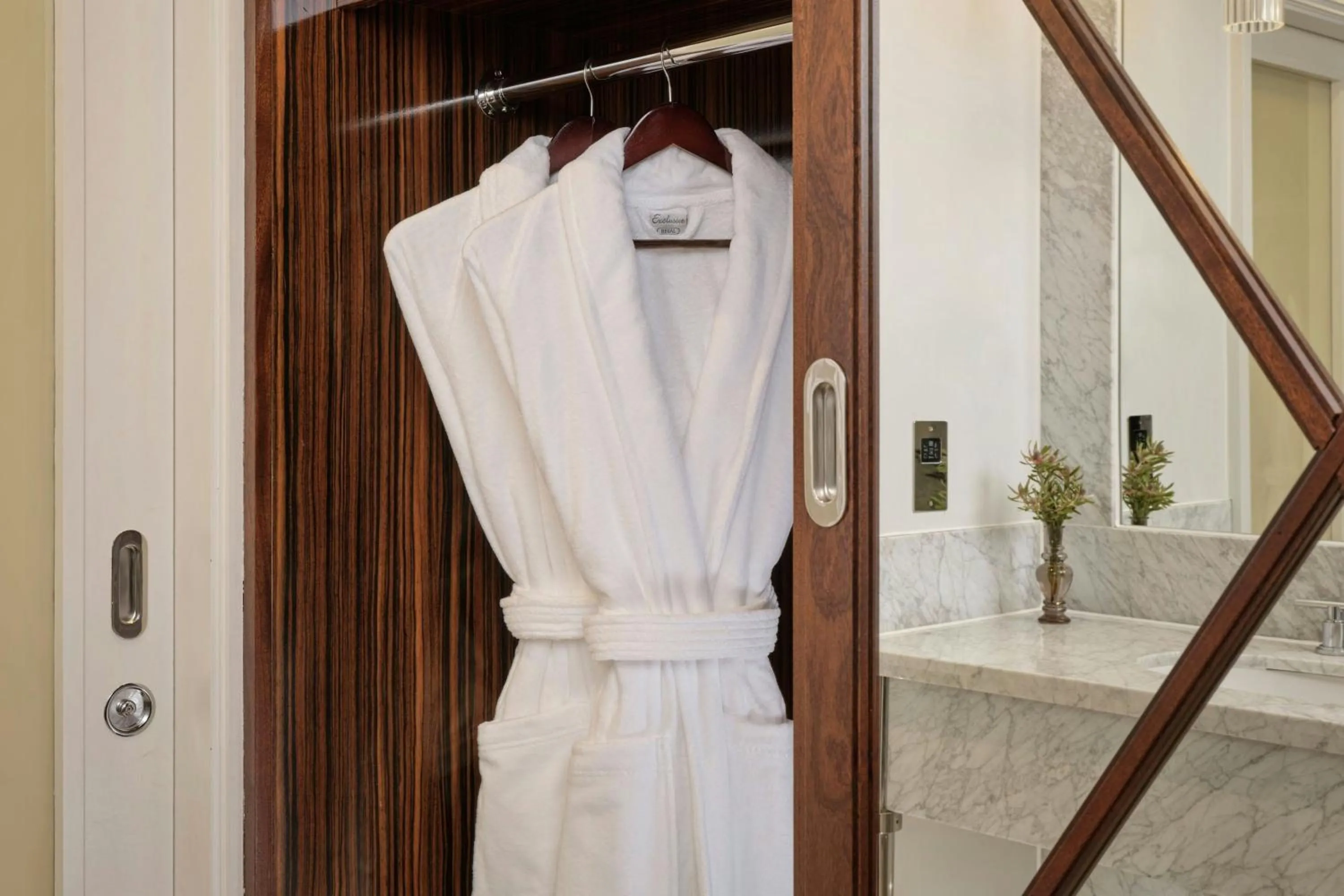 Photo of the whole room in Sheraton Grand London Park Lane