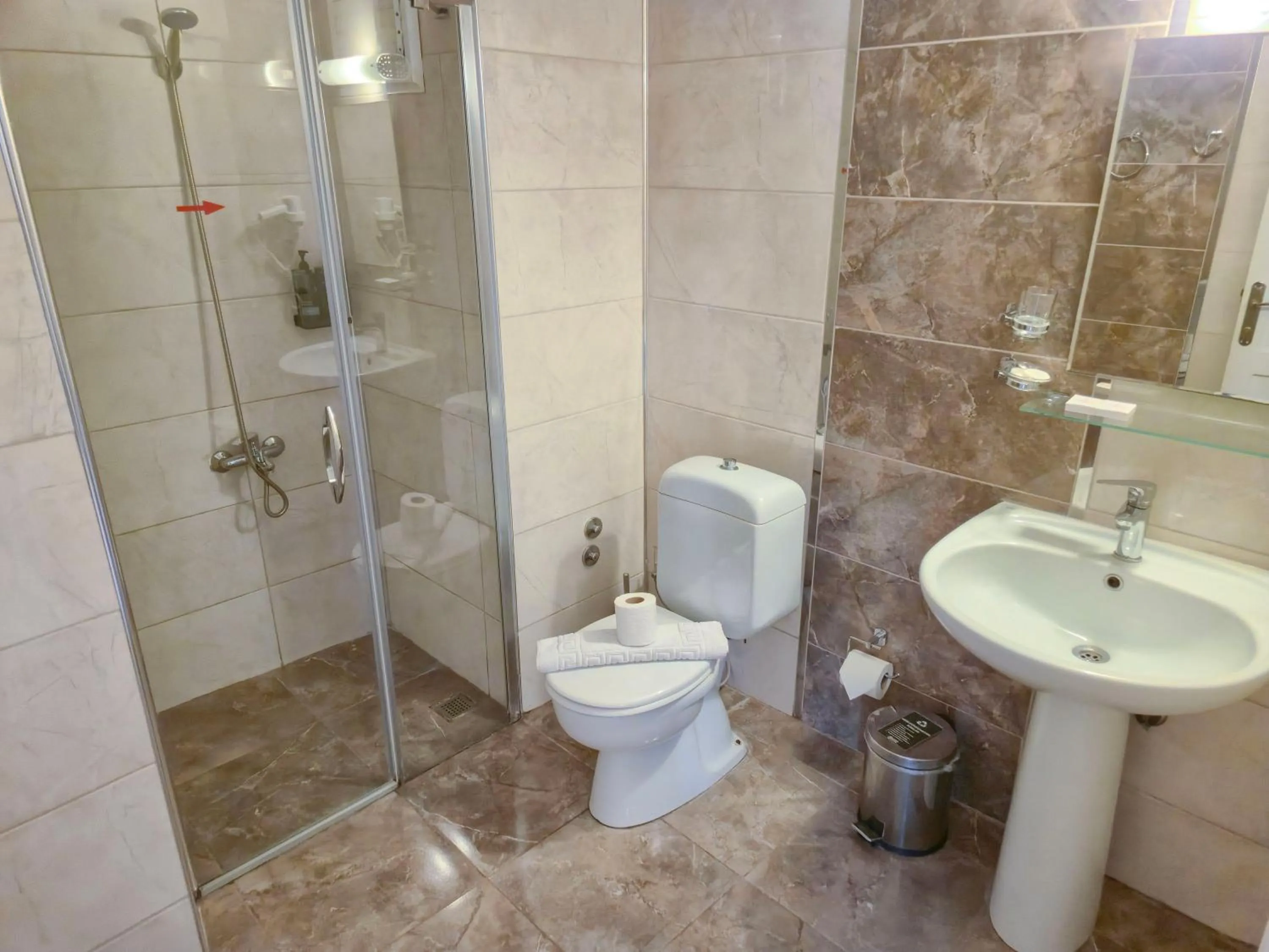 Shower in Habesos Hotel