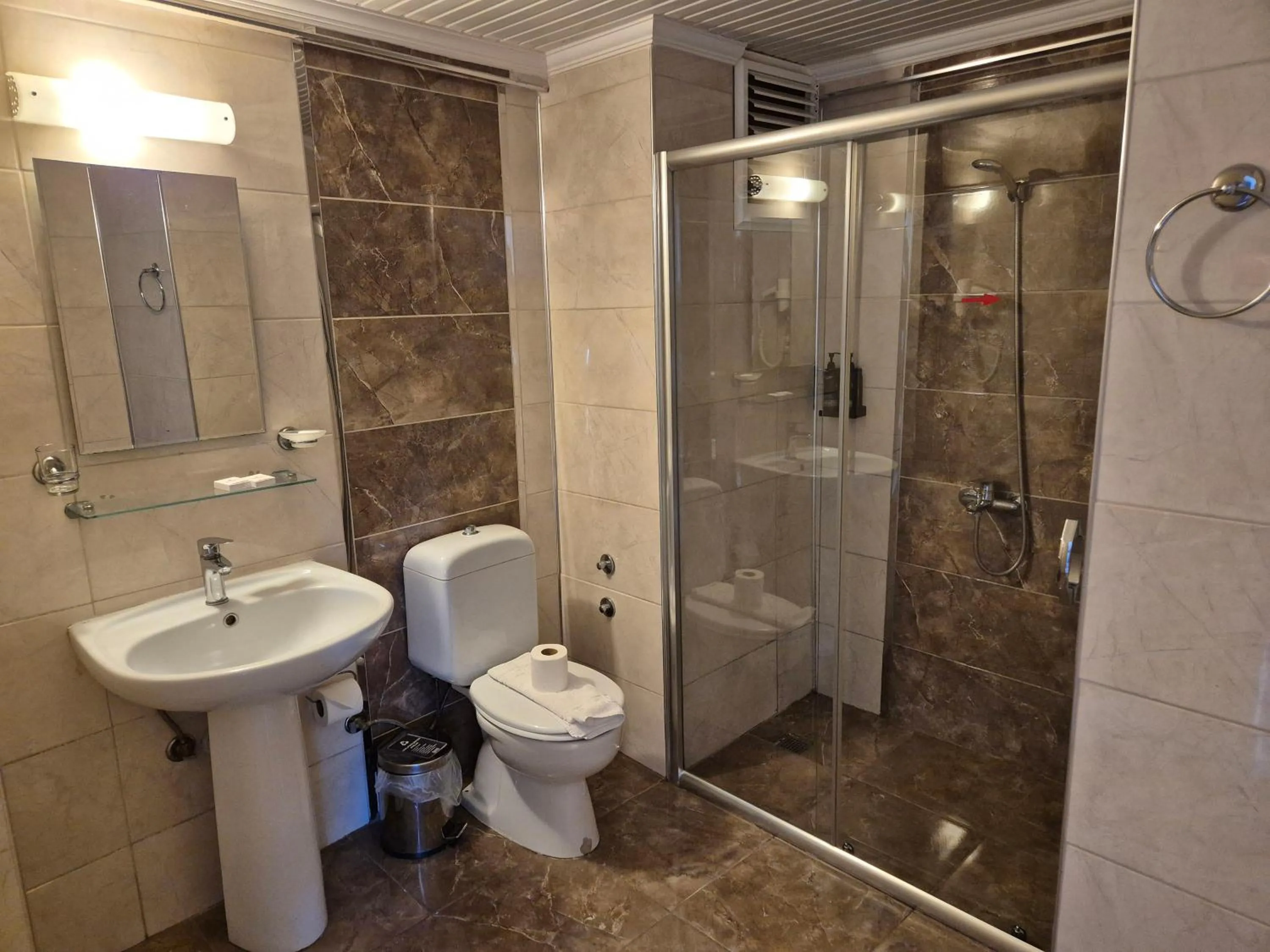 Shower in Habesos Hotel