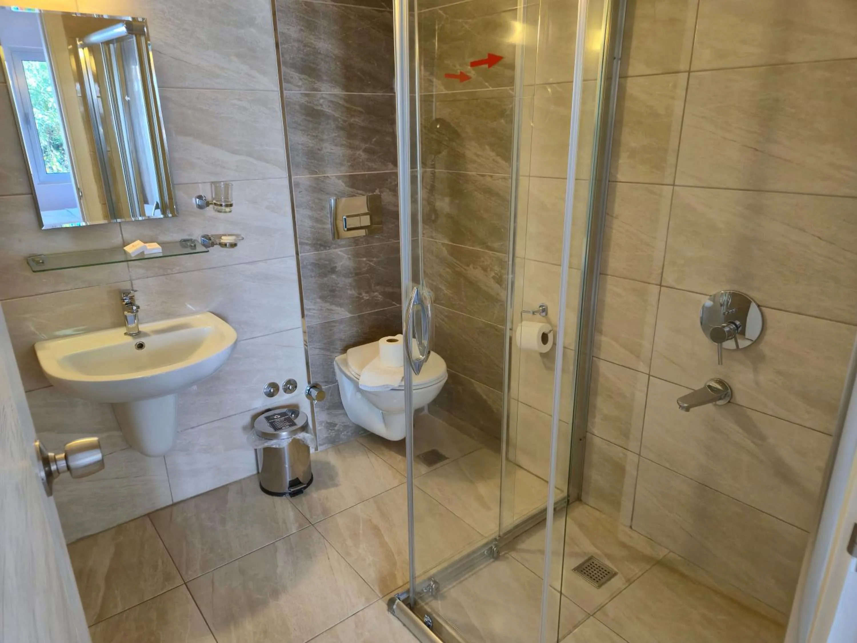 Shower in Habesos Hotel