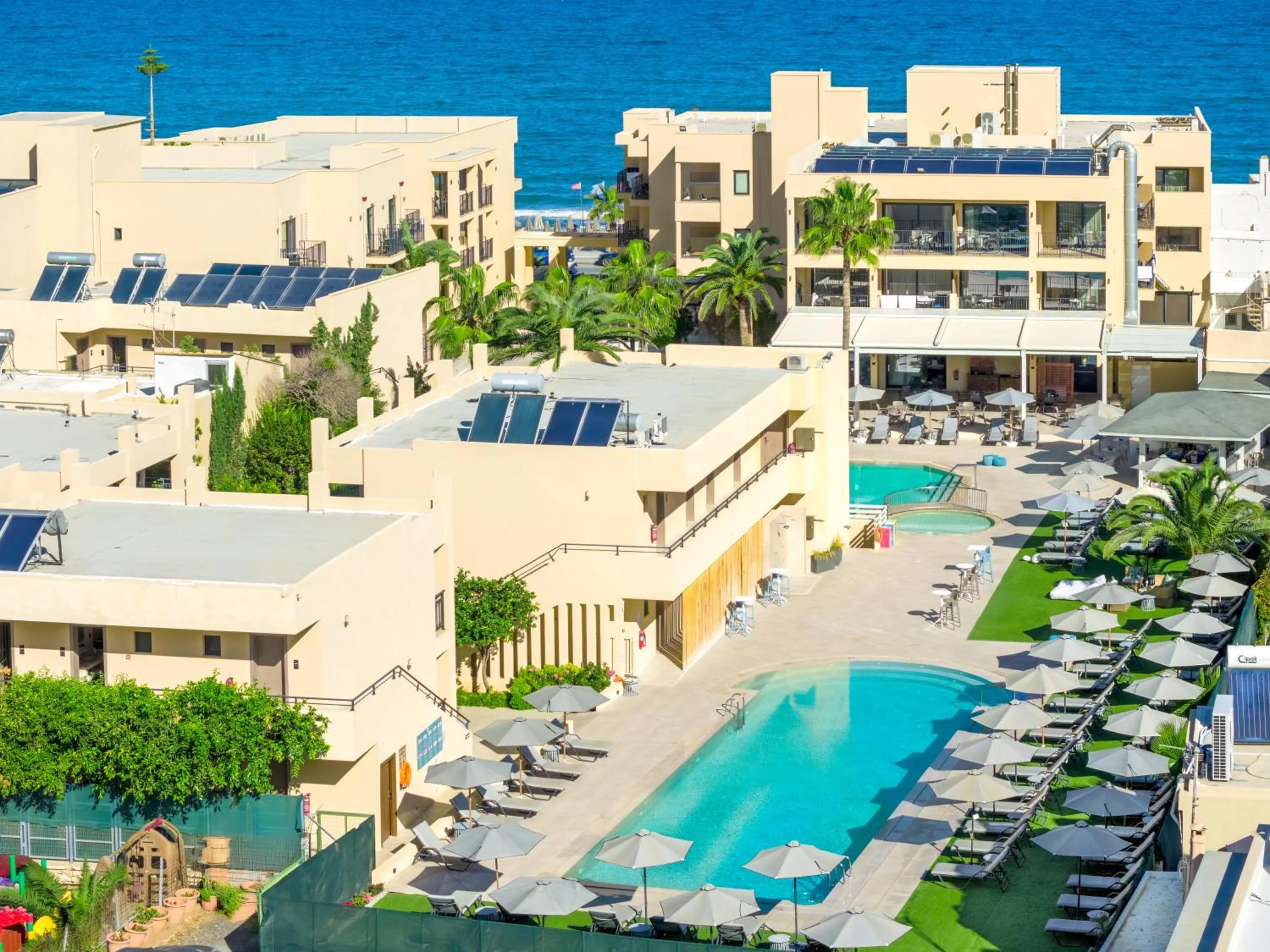 Swimming pool in Atlantis Beach Hotel