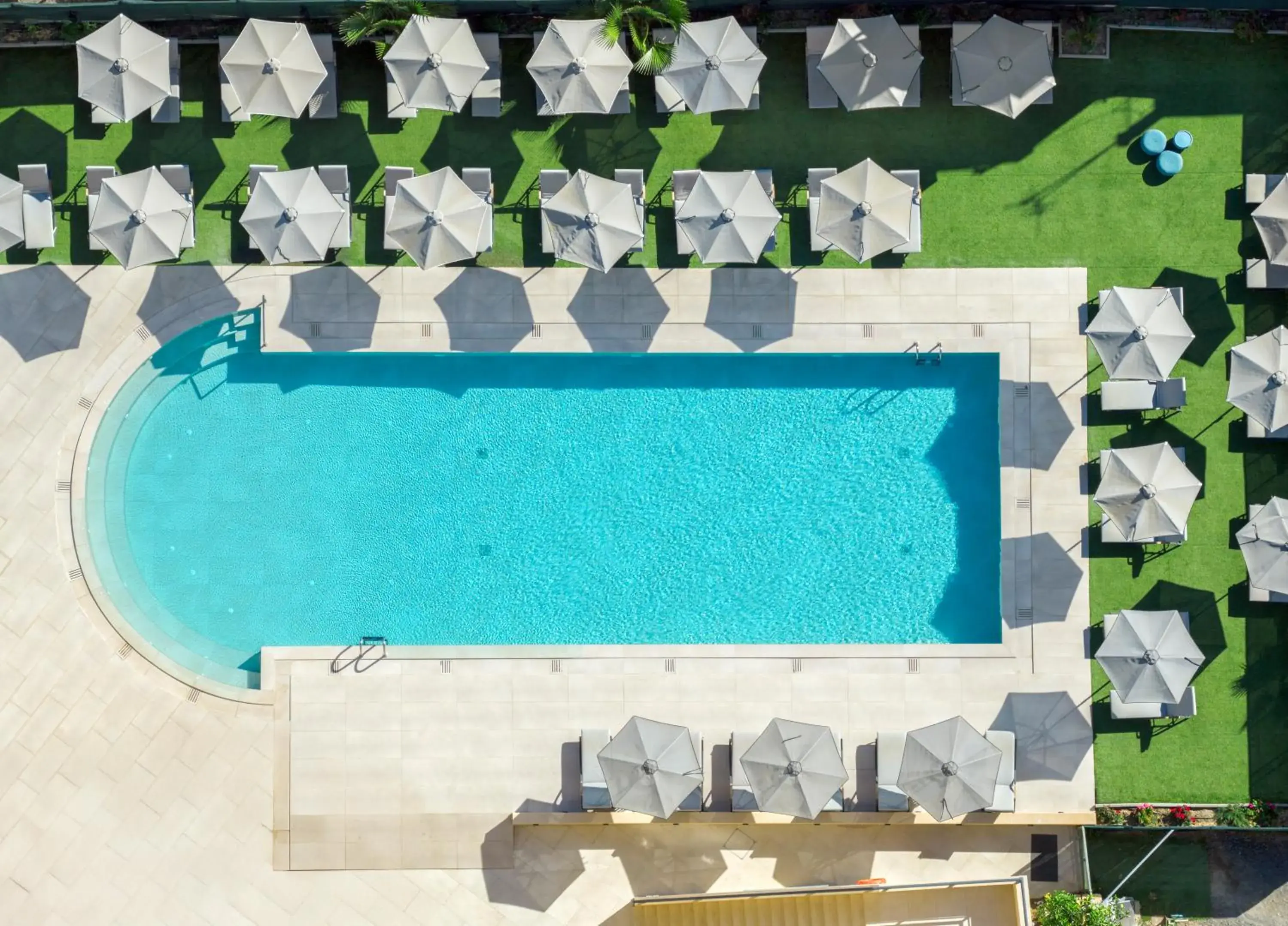 Swimming pool in Atlantis Beach Hotel Swimming pool in Atlantis Beach Hotel