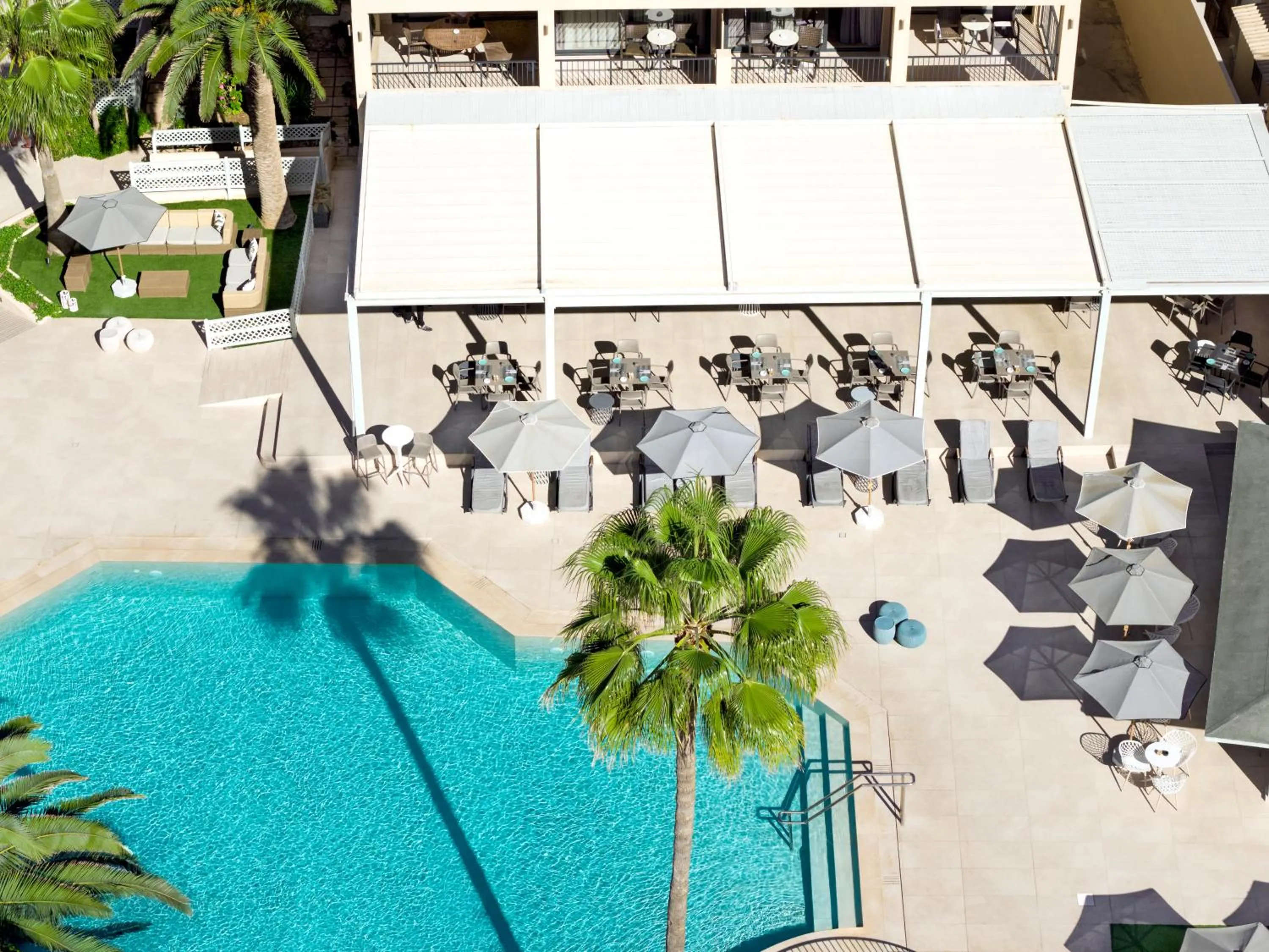 Swimming pool in Atlantis Beach Hotel
