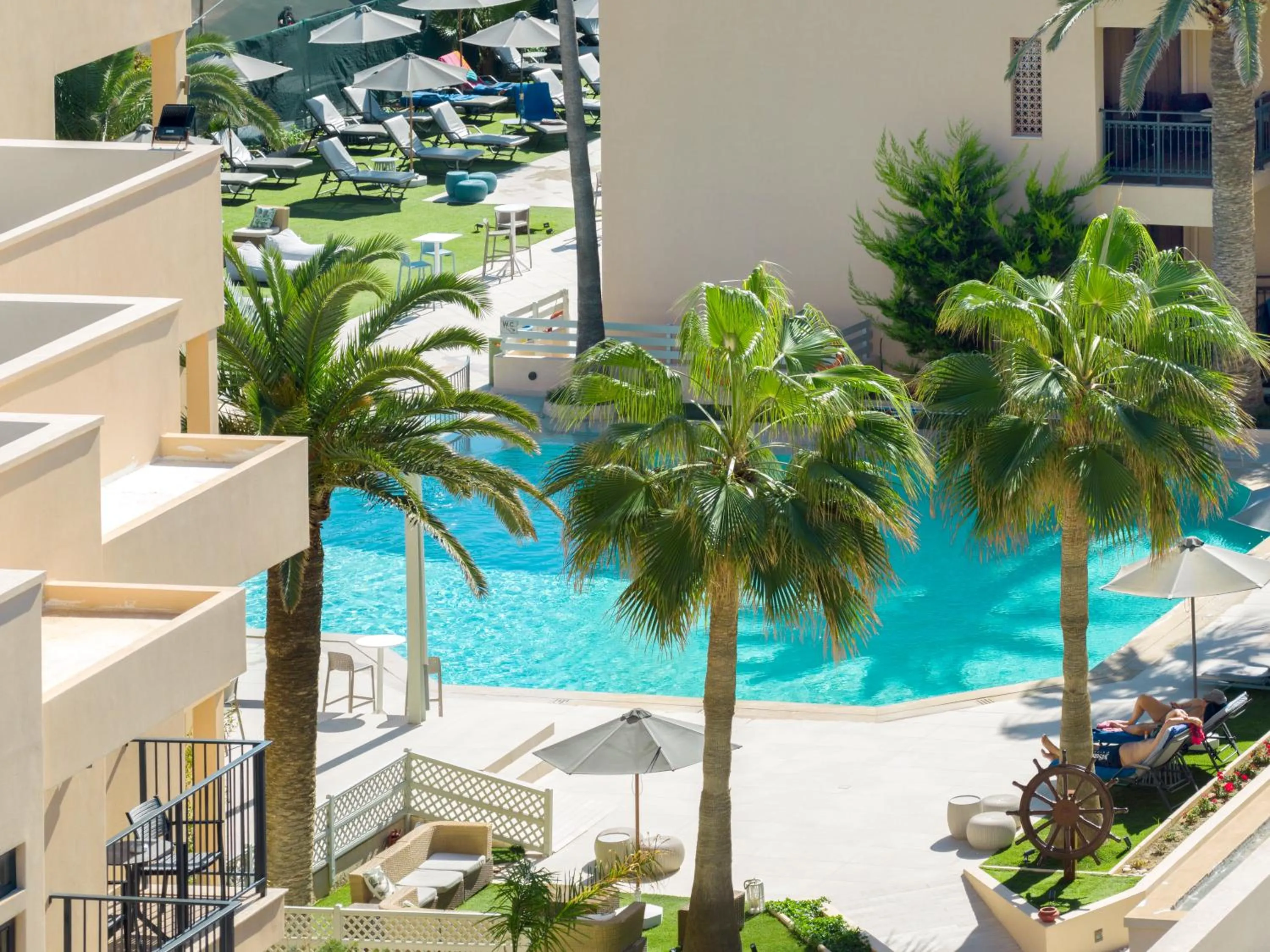 Swimming pool in Atlantis Beach Hotel