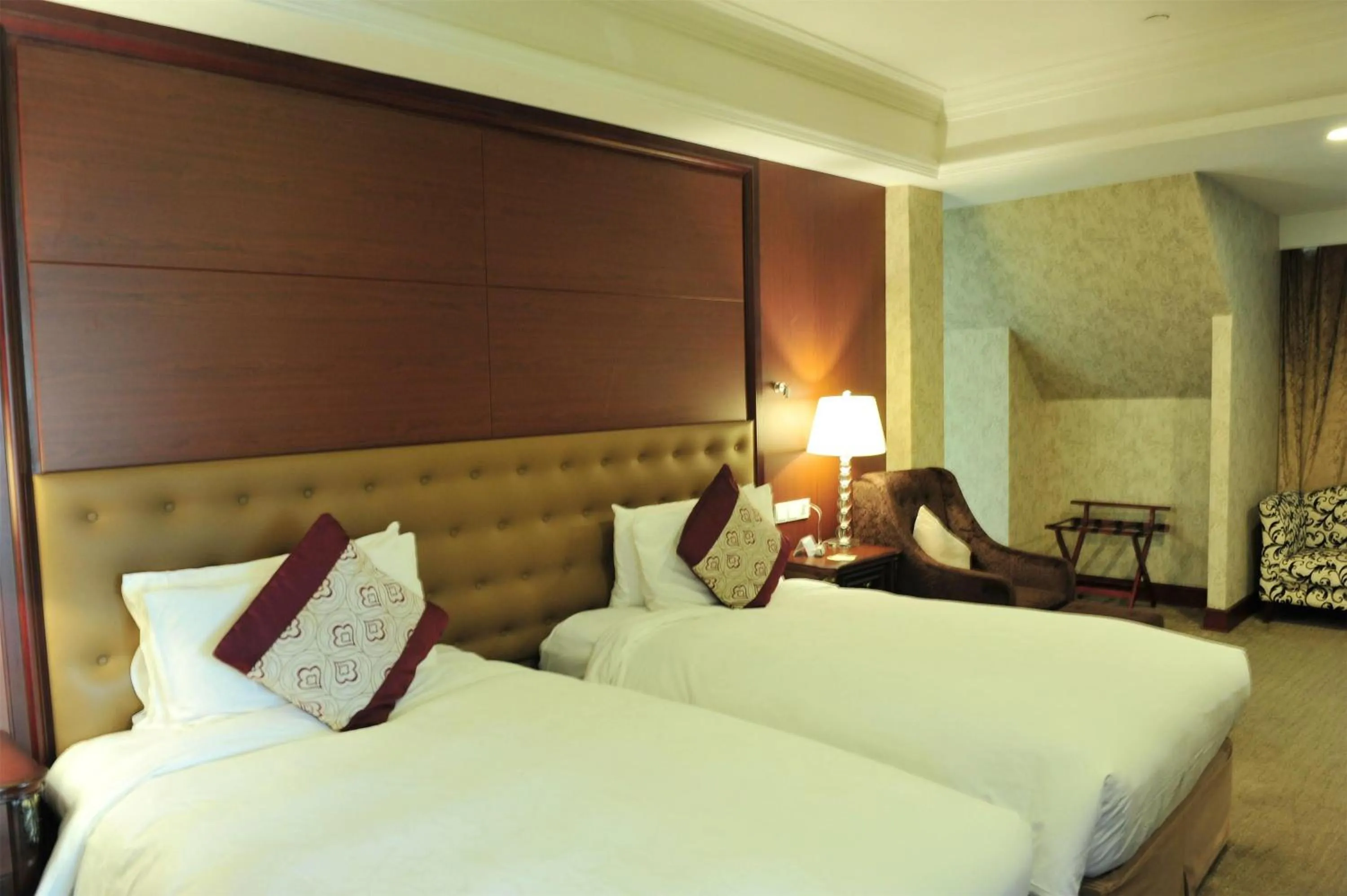 Photo of the whole room, Bed in Wyndham Shanghai Hongqiao-Near NECC