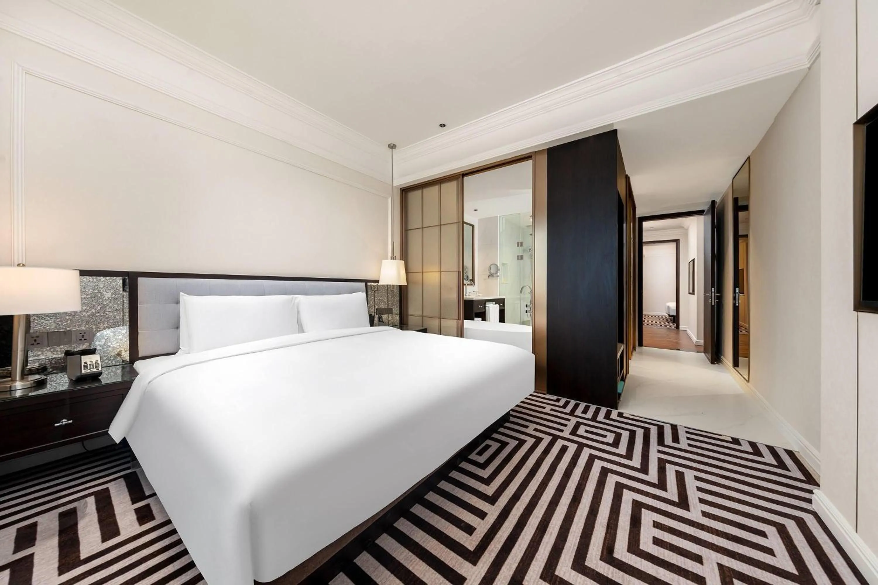 Photo of the whole room, Bed in Wyndham Shanghai Hongqiao-Near NECC