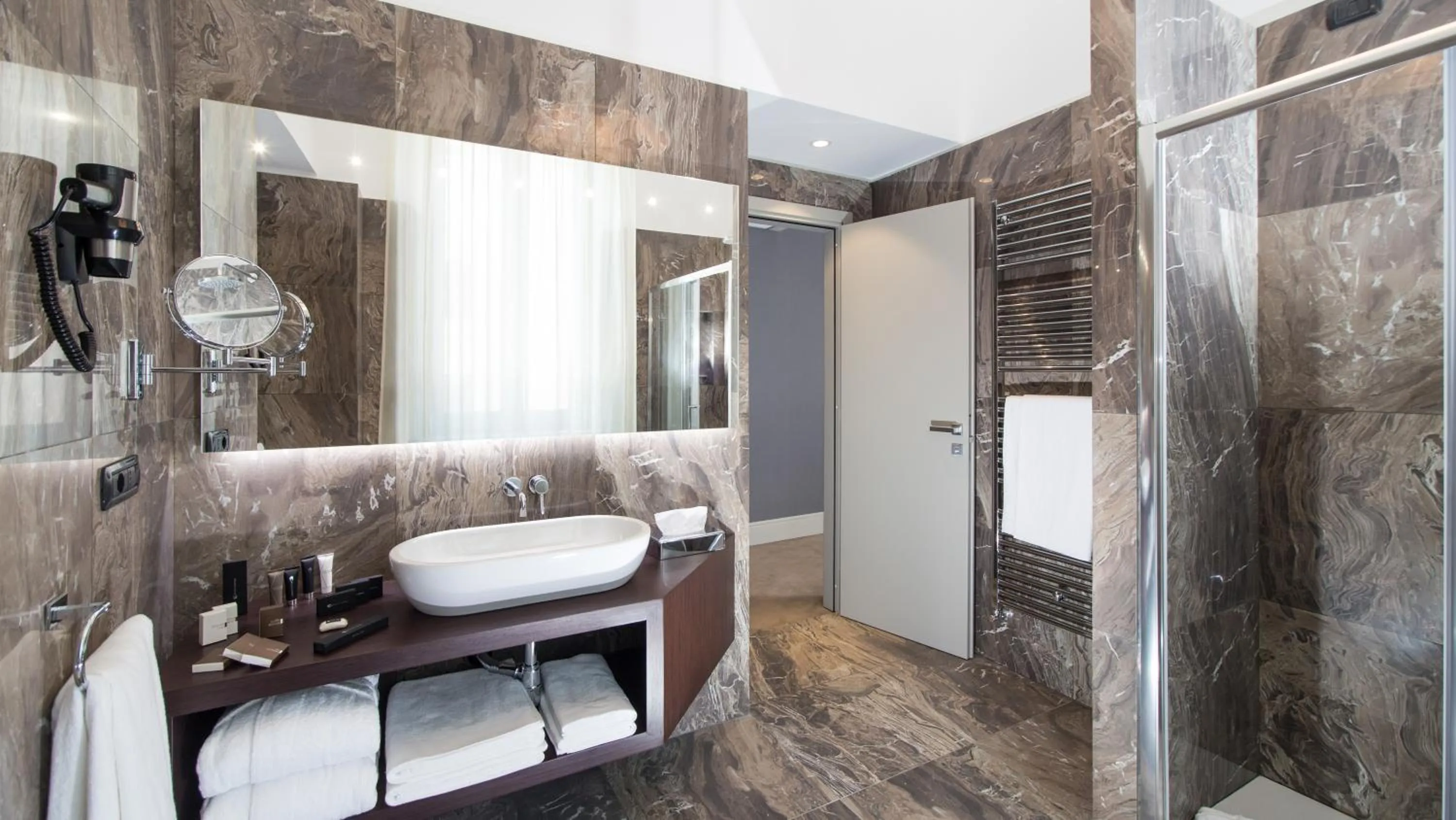 Shower in Monti Palace Hotel